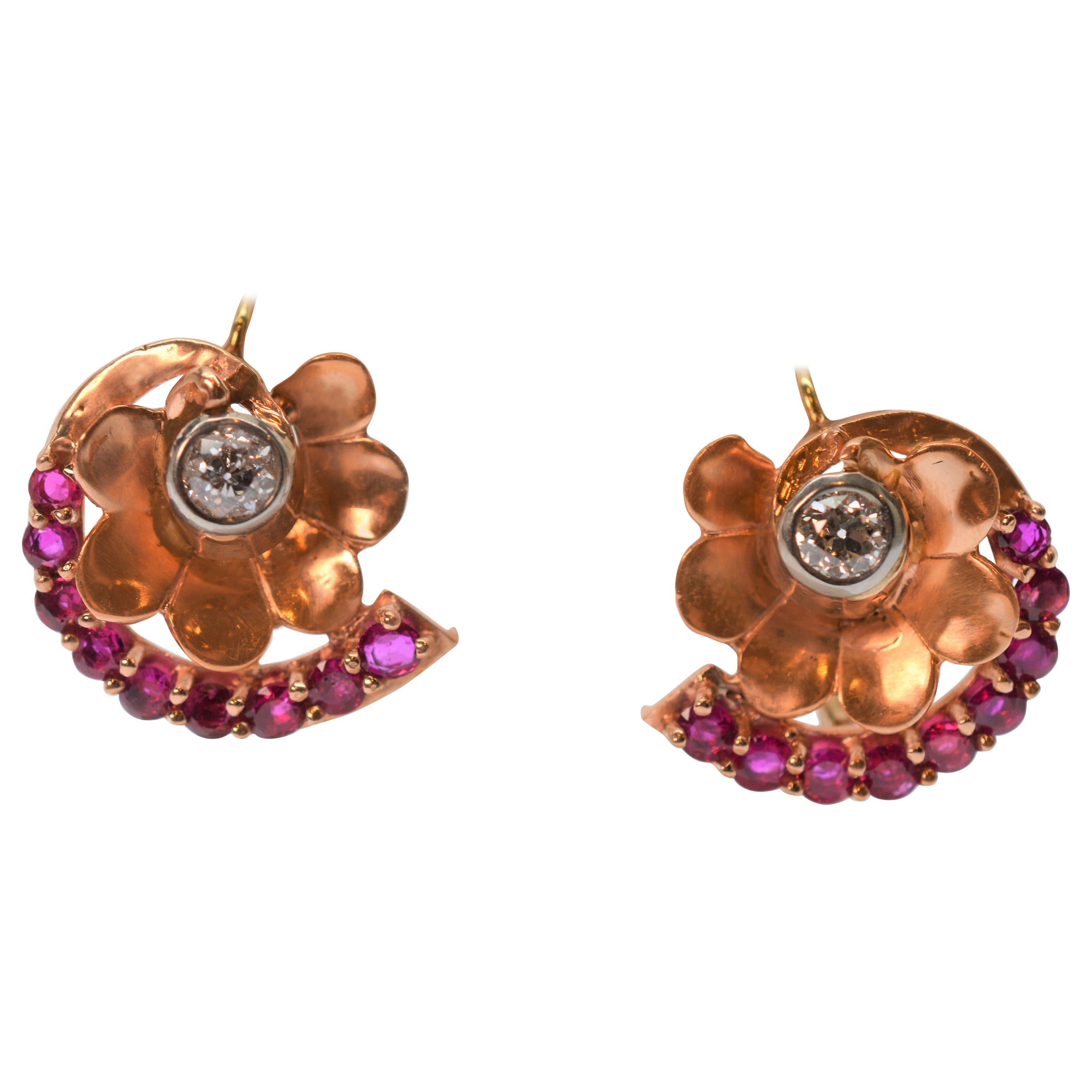 Boucles d'oreilles pendantes anciennes en or rose 14 carats avec fleurs en diamants et rubis de style continental