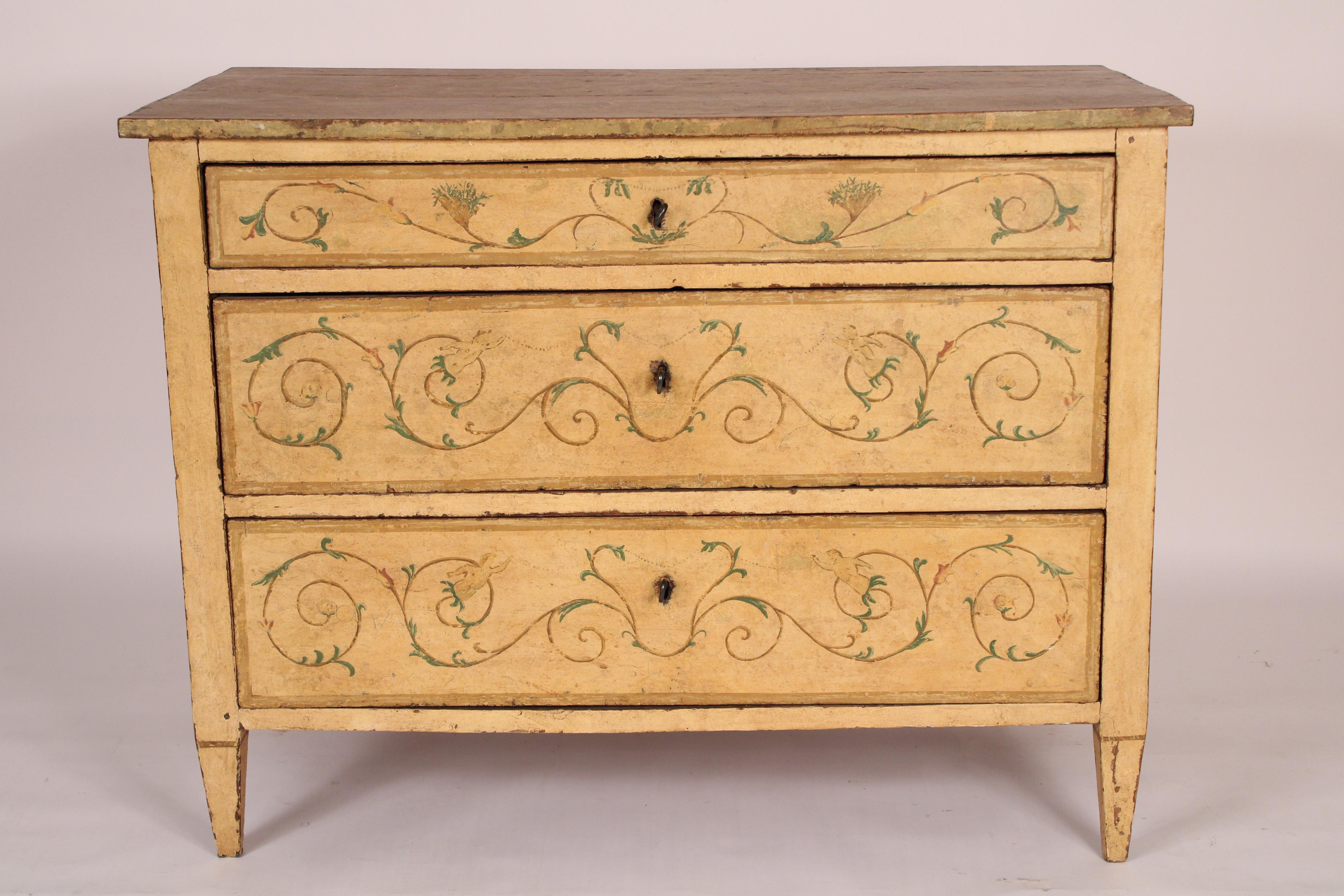 Commode peinte de style Louis XVI, 19e siècle. Plateau rectangulaire en faux marbre, 3 tiroirs gradués à décor de vignes en volutes, côtés à décor de vignes en volutes, reposant sur des pieds fuselés carrés.