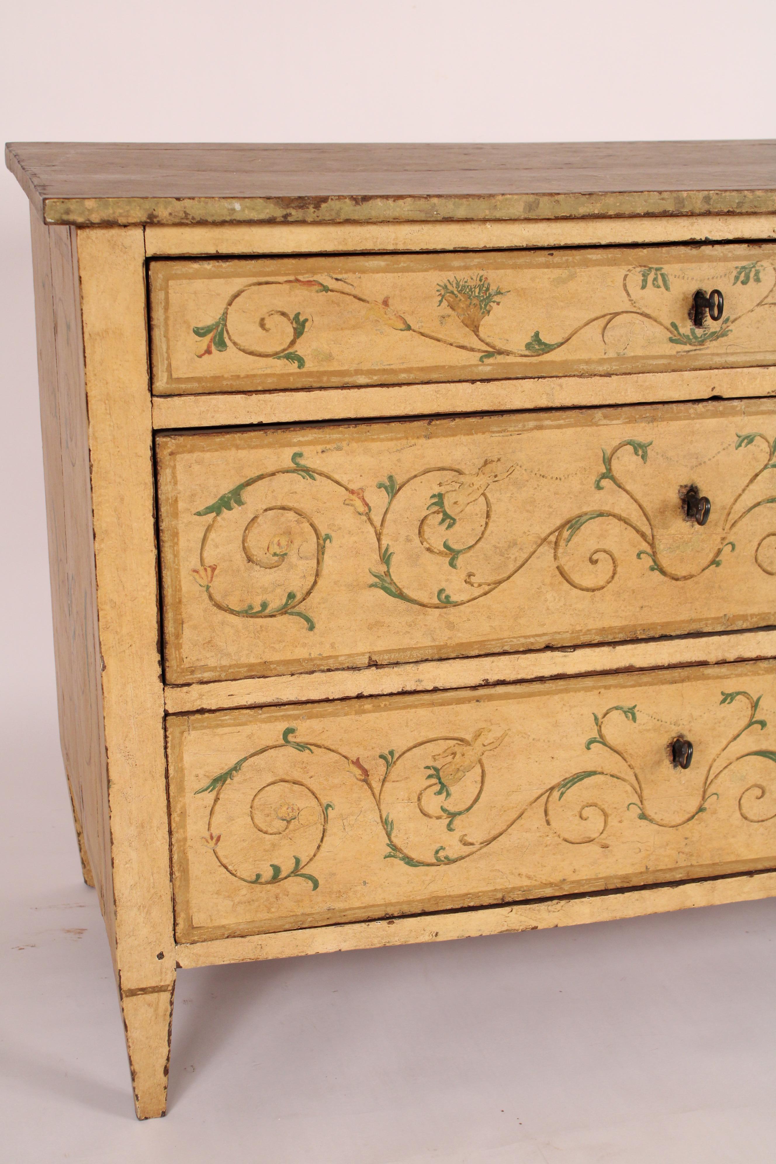 Commode continentale ancienne peinte de style Louis XVI Bon état - En vente à Laguna Beach, CA