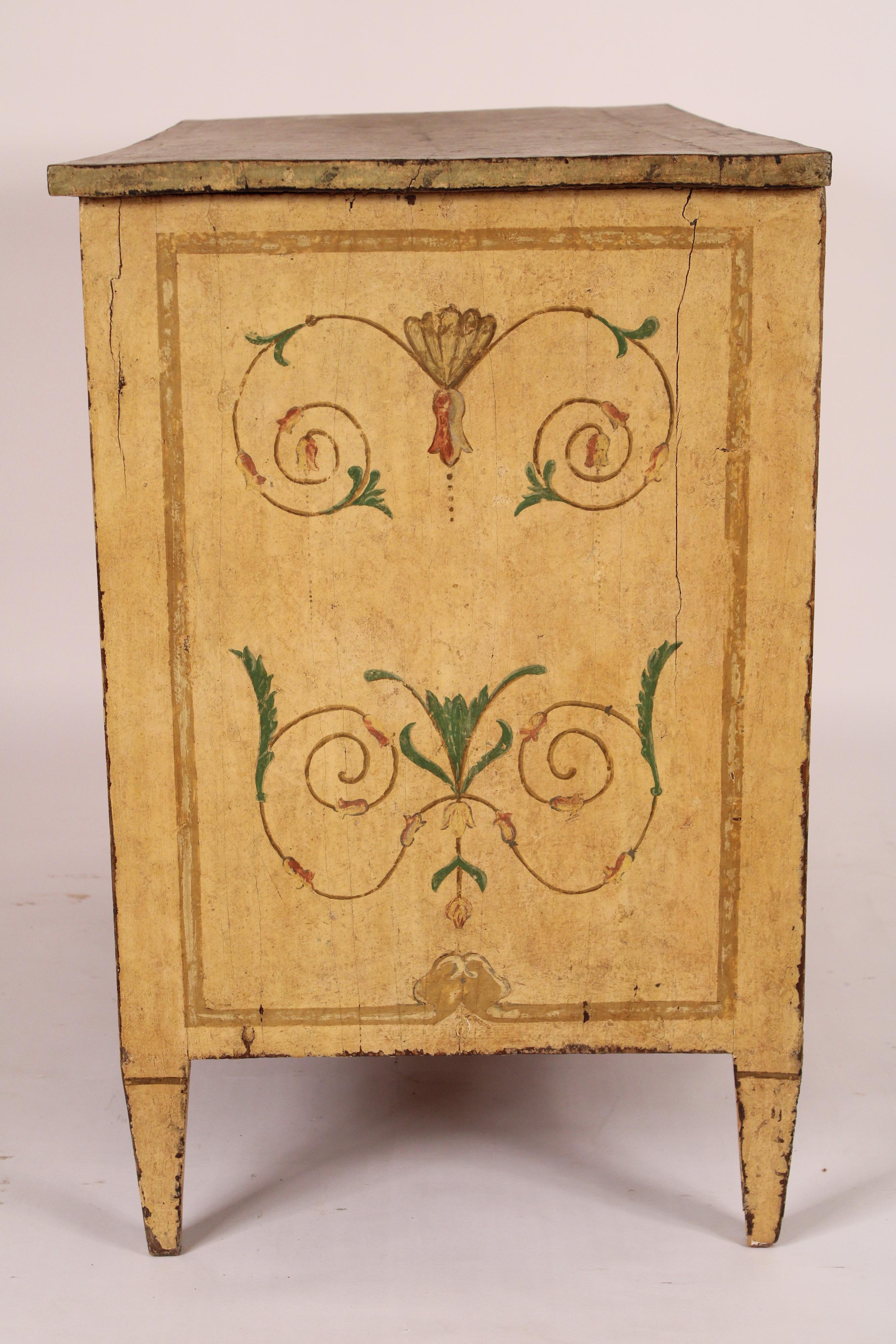 XIXe siècle Commode continentale ancienne peinte de style Louis XVI en vente