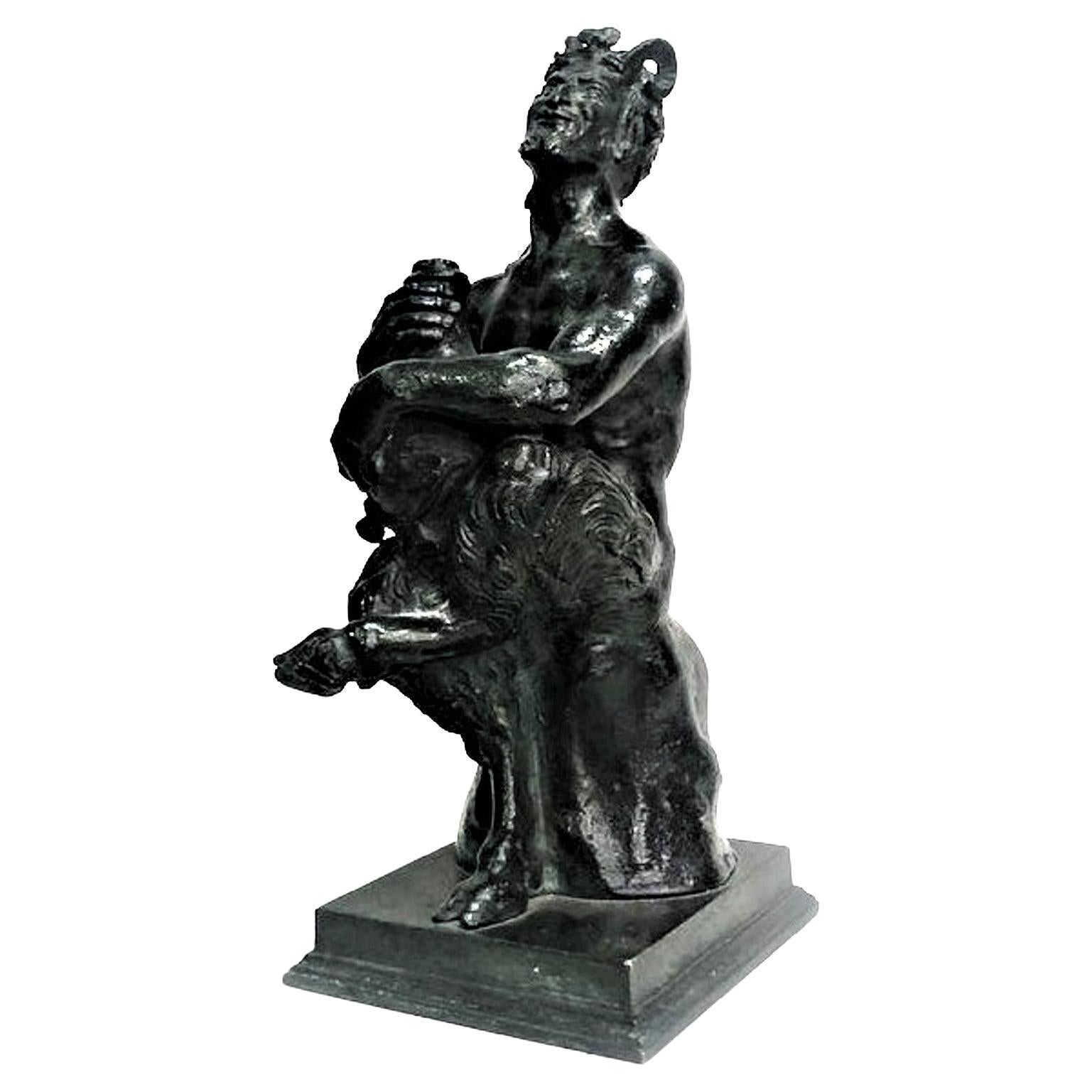 Kontinentale antike patinierte Bronzeskulptur einesunkenen Satyrs aus dem späten XIX. Jahrhundert.