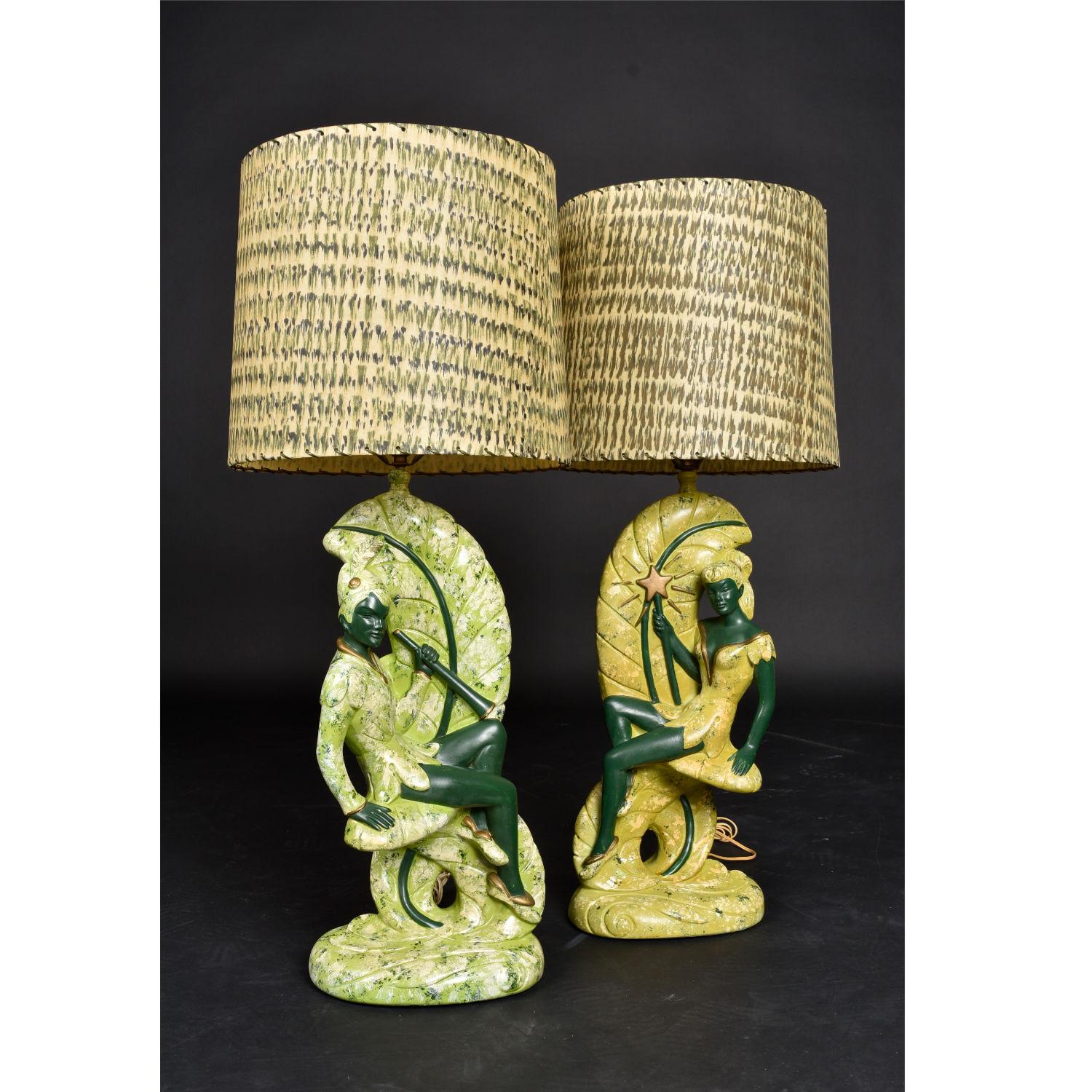 Hollywood Regency Continental Art Co. Lampes Chalkware vertes avec abat-jour en fibre de verre en vente