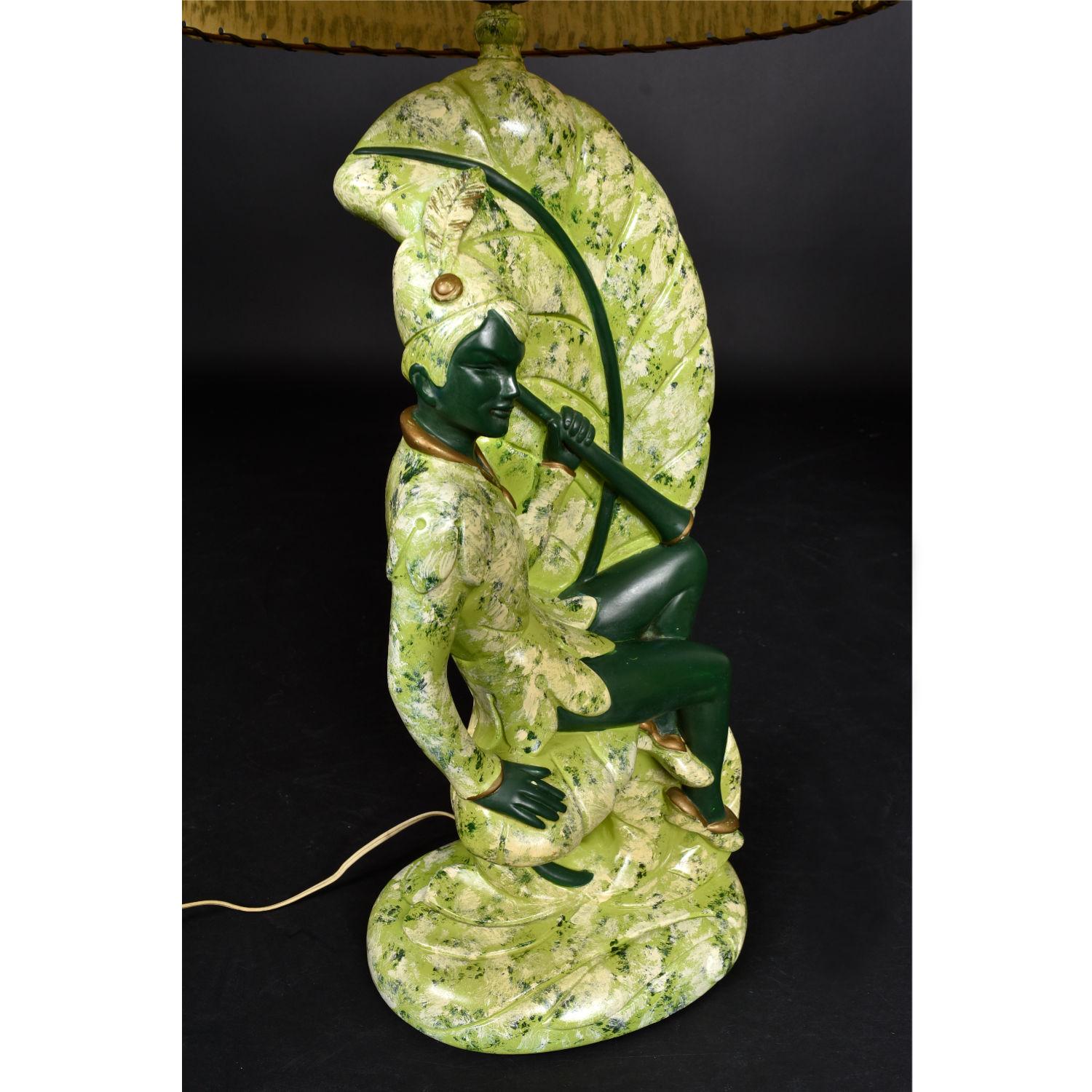 Céramique Continental Art Co. Lampes Chalkware vertes avec abat-jour en fibre de verre en vente