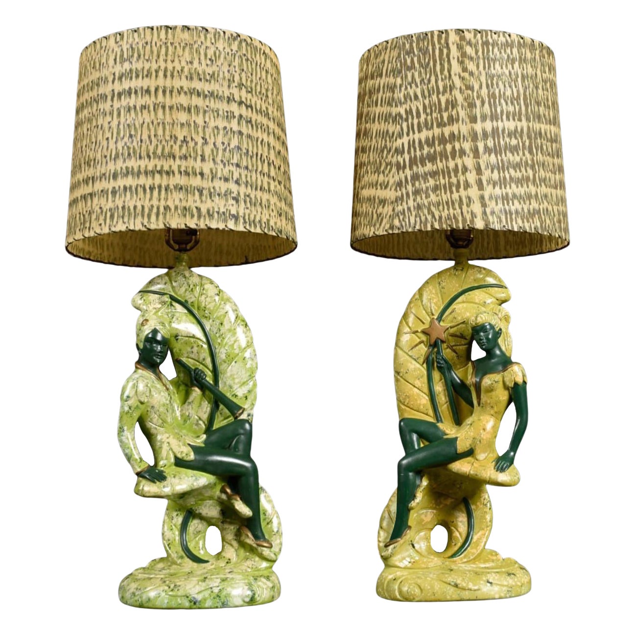 Continental Art Co. Lampes Chalkware vertes avec abat-jour en fibre de verre en vente