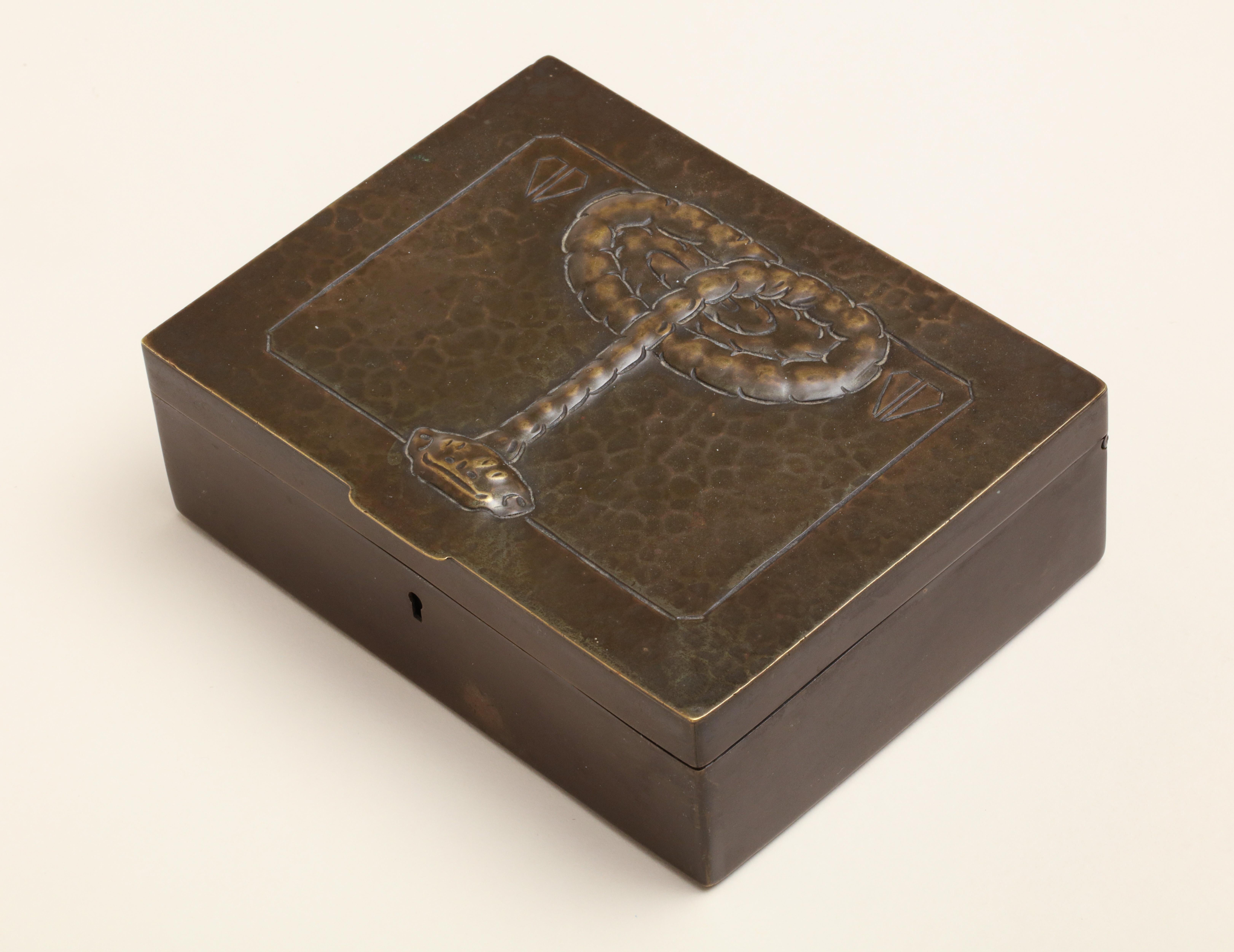 Continental Art Deco Hinged Bronze Box with Elevated Snake Design (Art déco) im Angebot