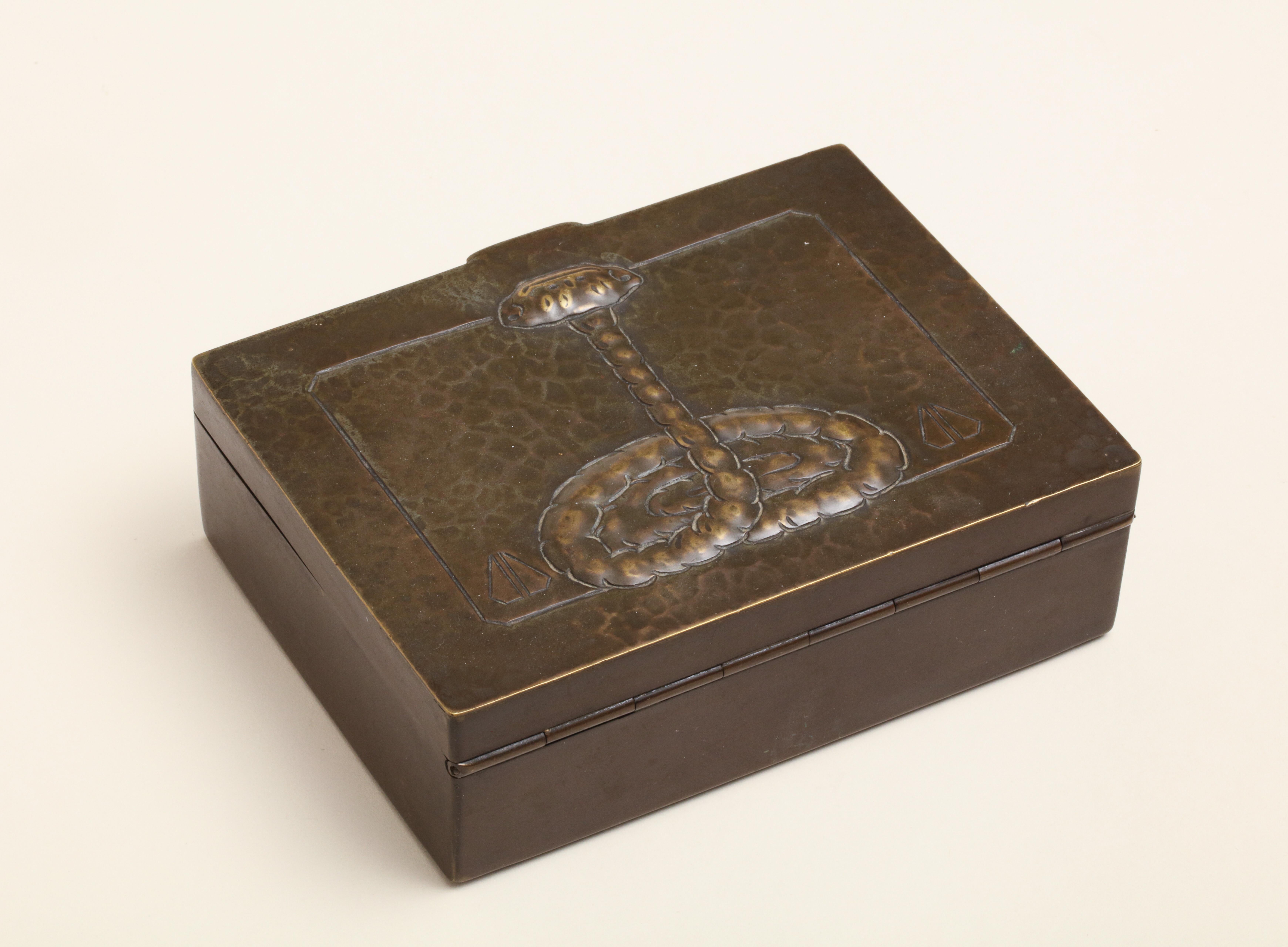 Continental Art Deco Hinged Bronze Box with Elevated Snake Design (Englisch) im Angebot