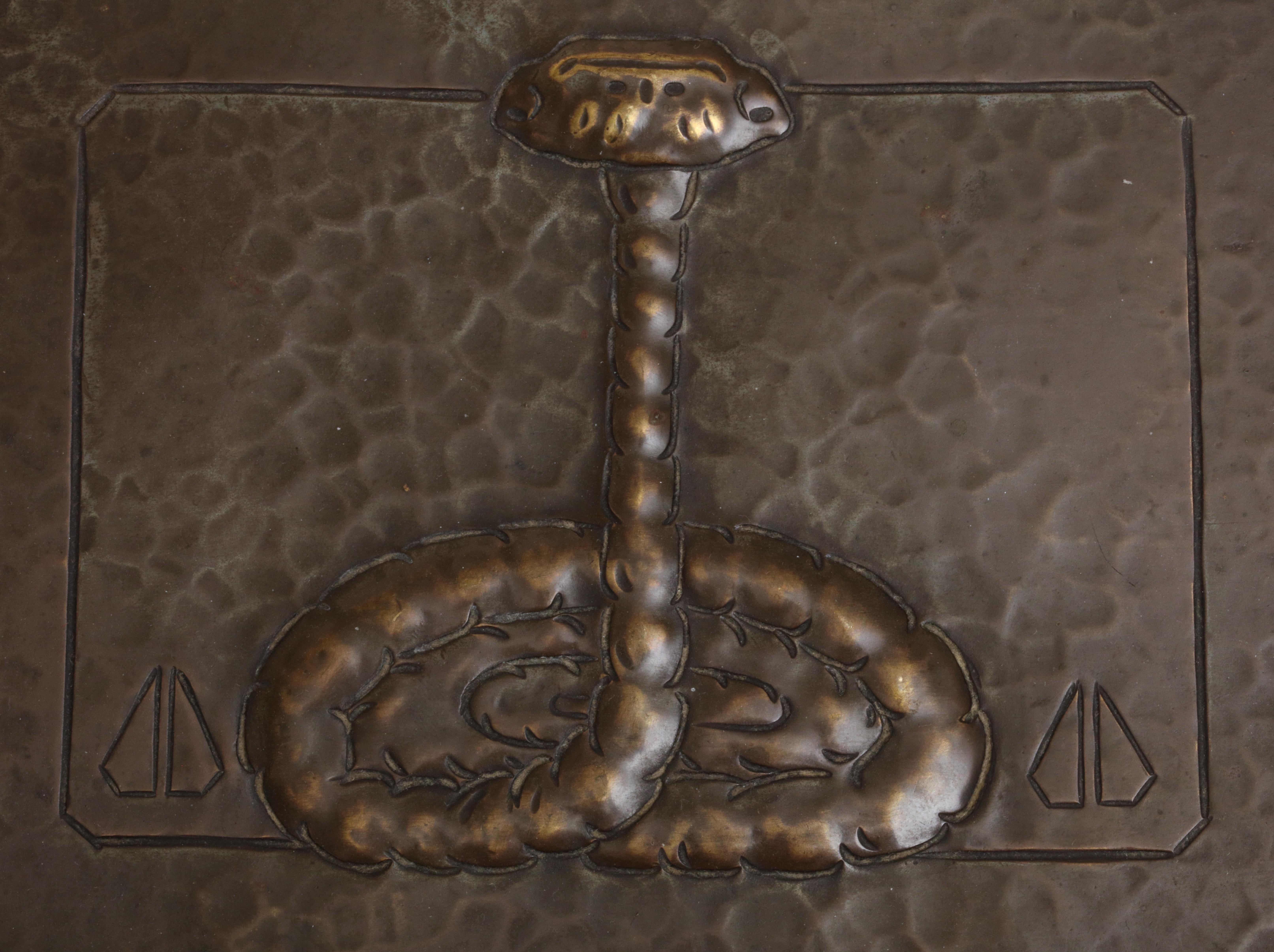 Continental Art Deco Hinged Bronze Box with Elevated Snake Design im Zustand „Gut“ im Angebot in New York, NY