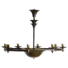 Lampadario a 8 luci in ottone e pittura verde del periodo Continental Art Deco, 1835 ca.