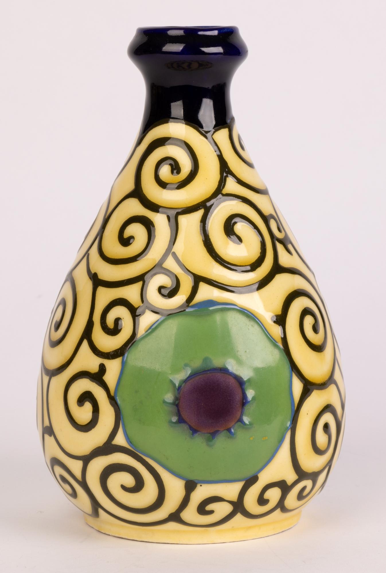 Vase en poterie d'art continentale Art Déco élégant doublé d'un tube à motif coquelicot en vente 2