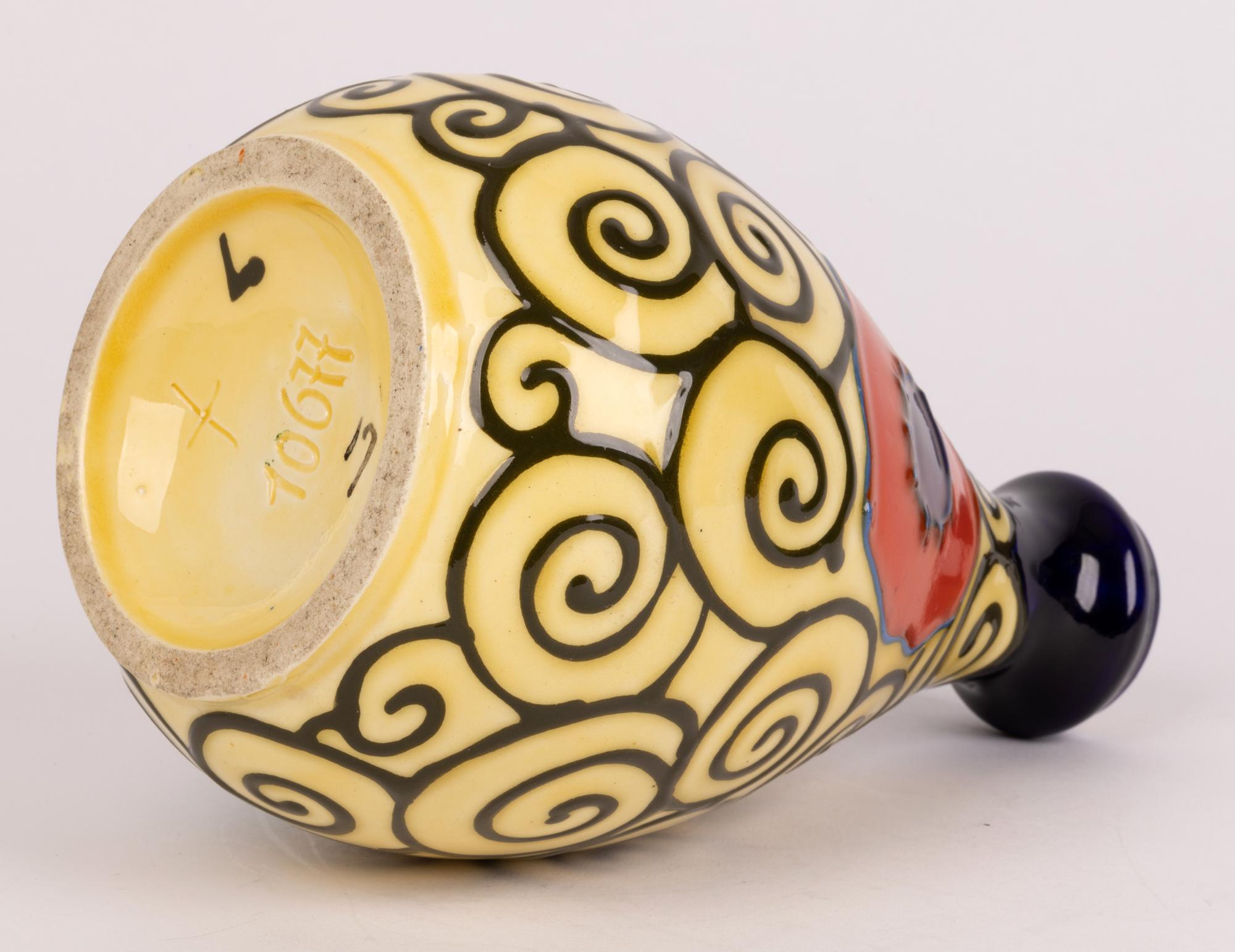 Vase en poterie d'art continentale Art Déco élégant doublé d'un tube à motif coquelicot en vente 3