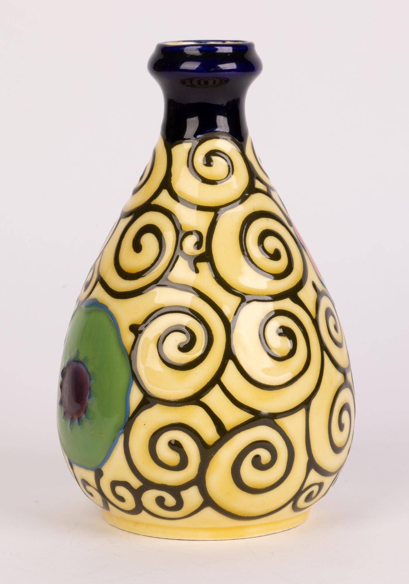 Vase en poterie d'art continentale Art Déco élégant doublé d'un tube à motif coquelicot en vente 4