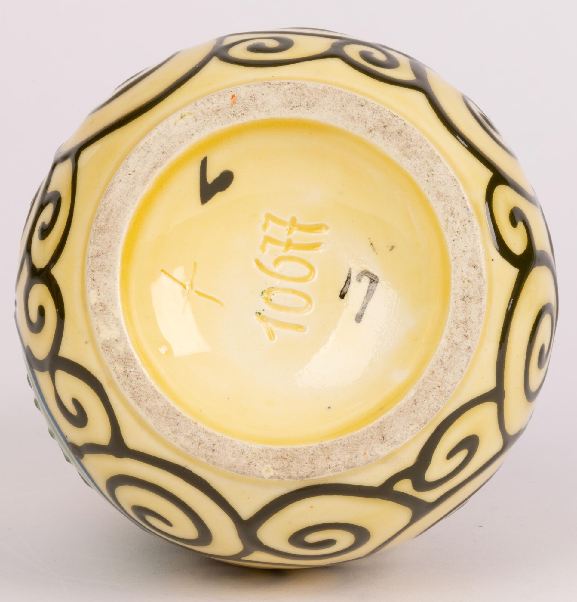 Vase en poterie d'art continentale Art Déco élégant doublé d'un tube à motif coquelicot en vente 5