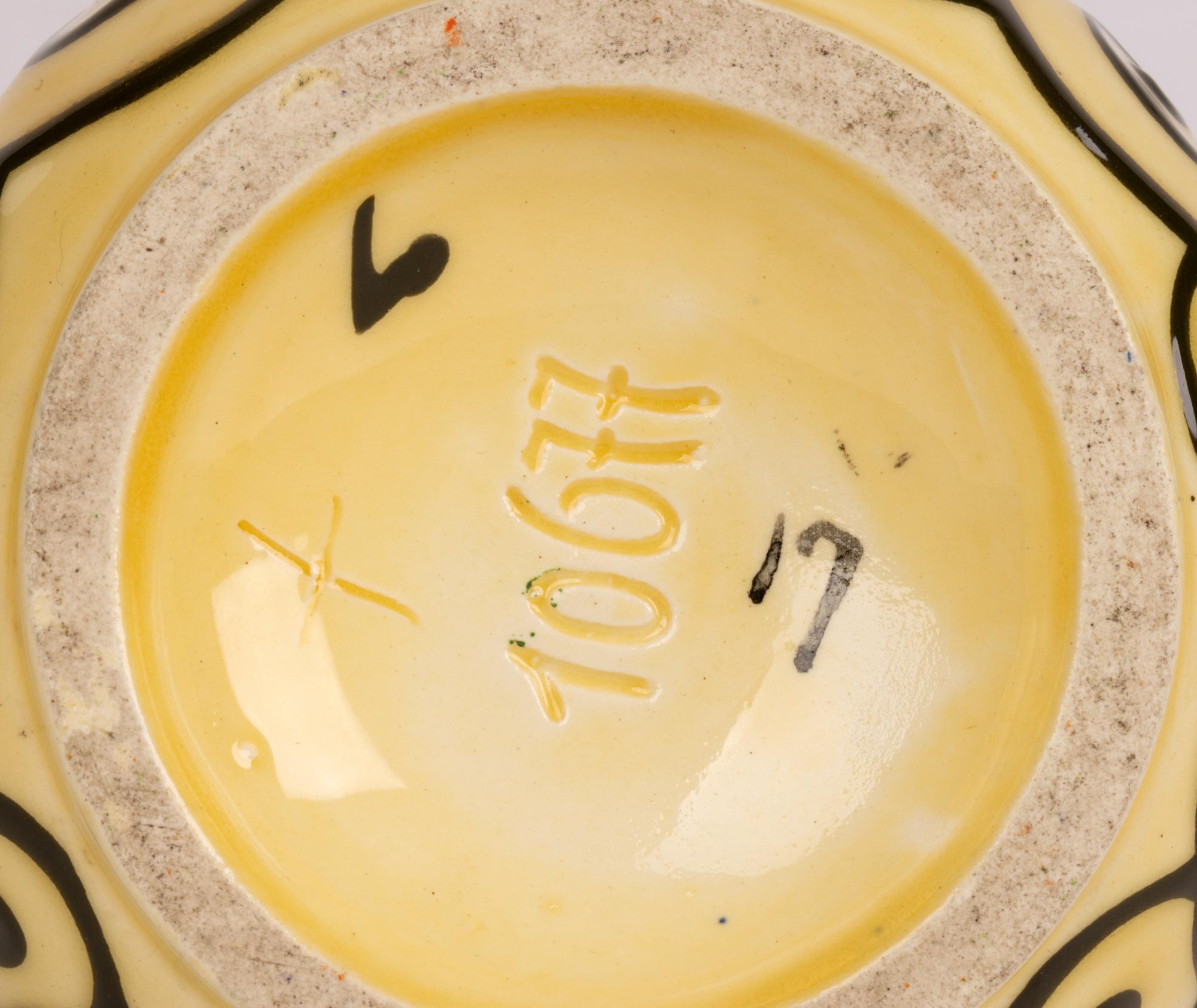 Vase en poterie d'art continentale Art Déco élégant doublé d'un tube à motif coquelicot en vente 6