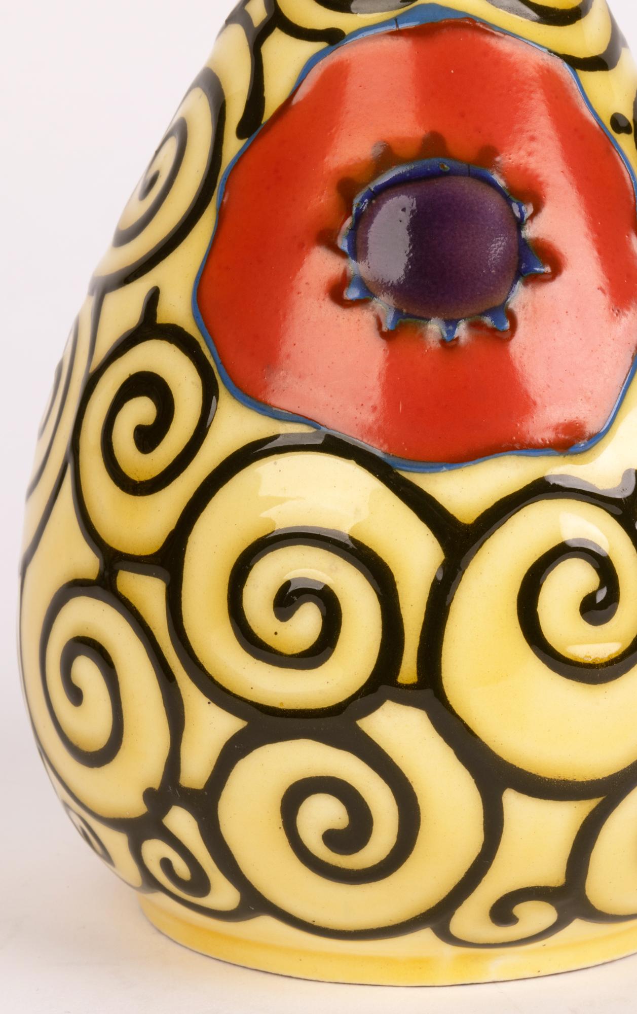 Art déco Vase en poterie d'art continentale Art Déco élégant doublé d'un tube à motif coquelicot en vente
