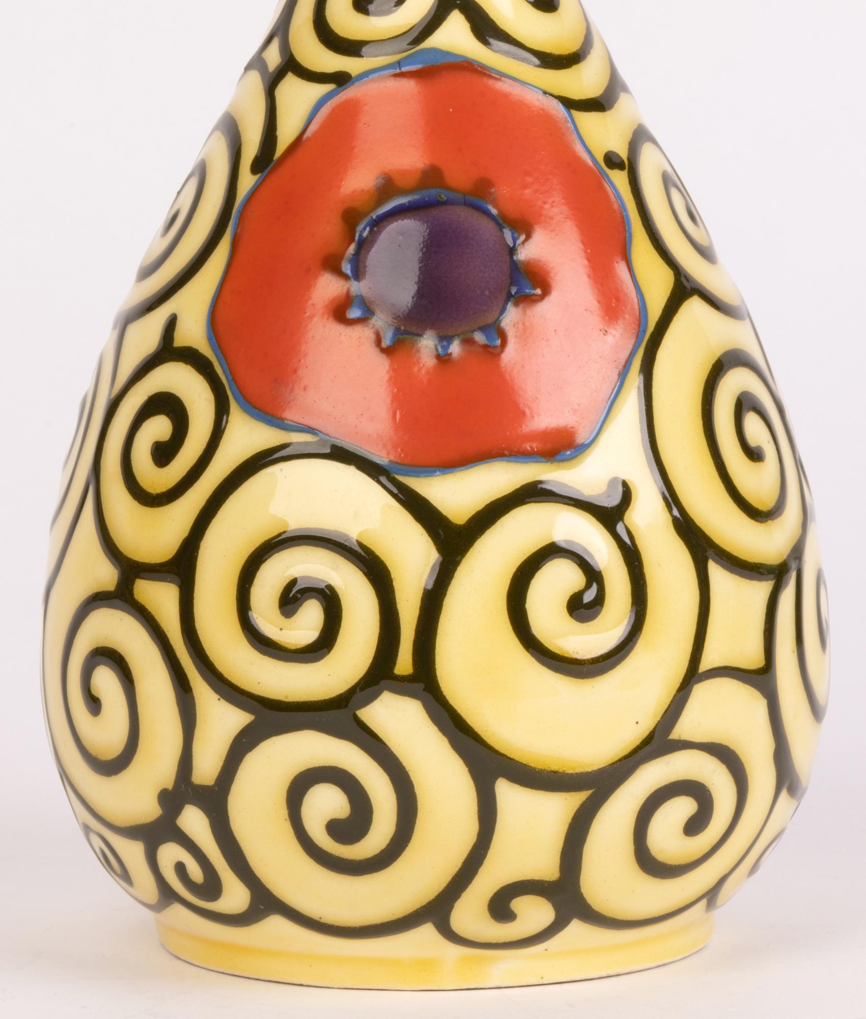 Autrichien Vase en poterie d'art continentale Art Déco élégant doublé d'un tube à motif coquelicot en vente