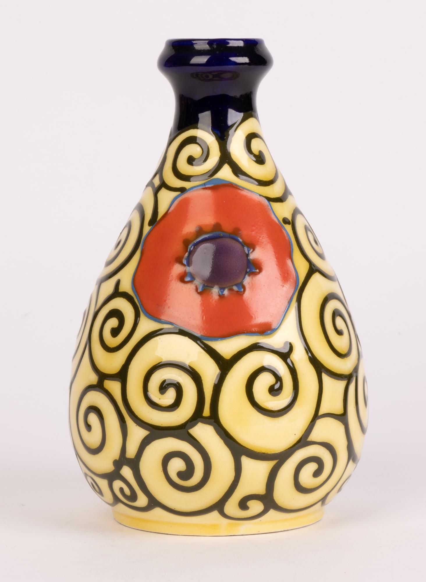 Kontinentale kontinentale Art-déco-Vase mit röhrenförmigem Mohnblumenmuster, Art-déco (Handbemalt) im Angebot