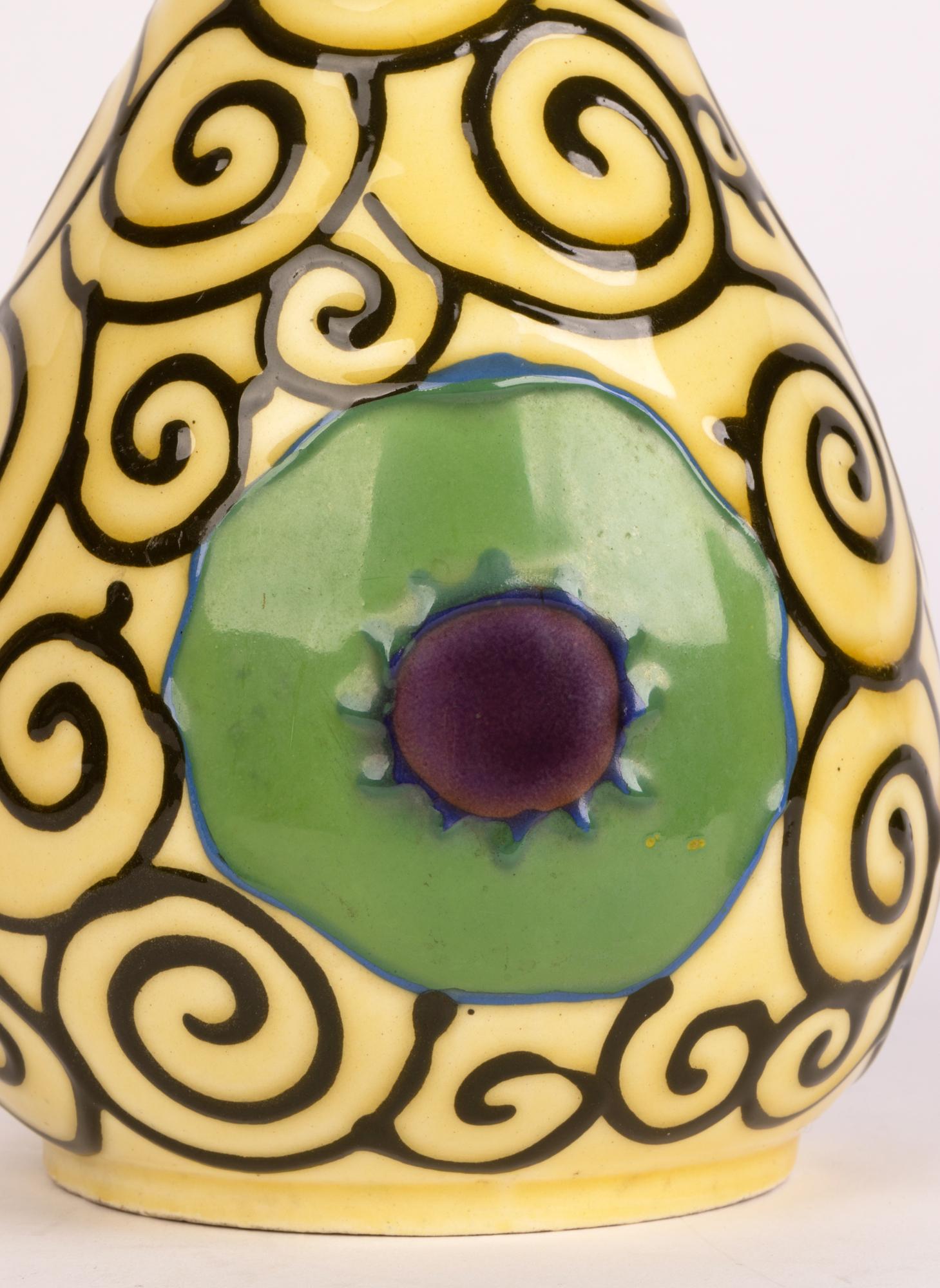 20ième siècle Vase en poterie d'art continentale Art Déco élégant doublé d'un tube à motif coquelicot en vente