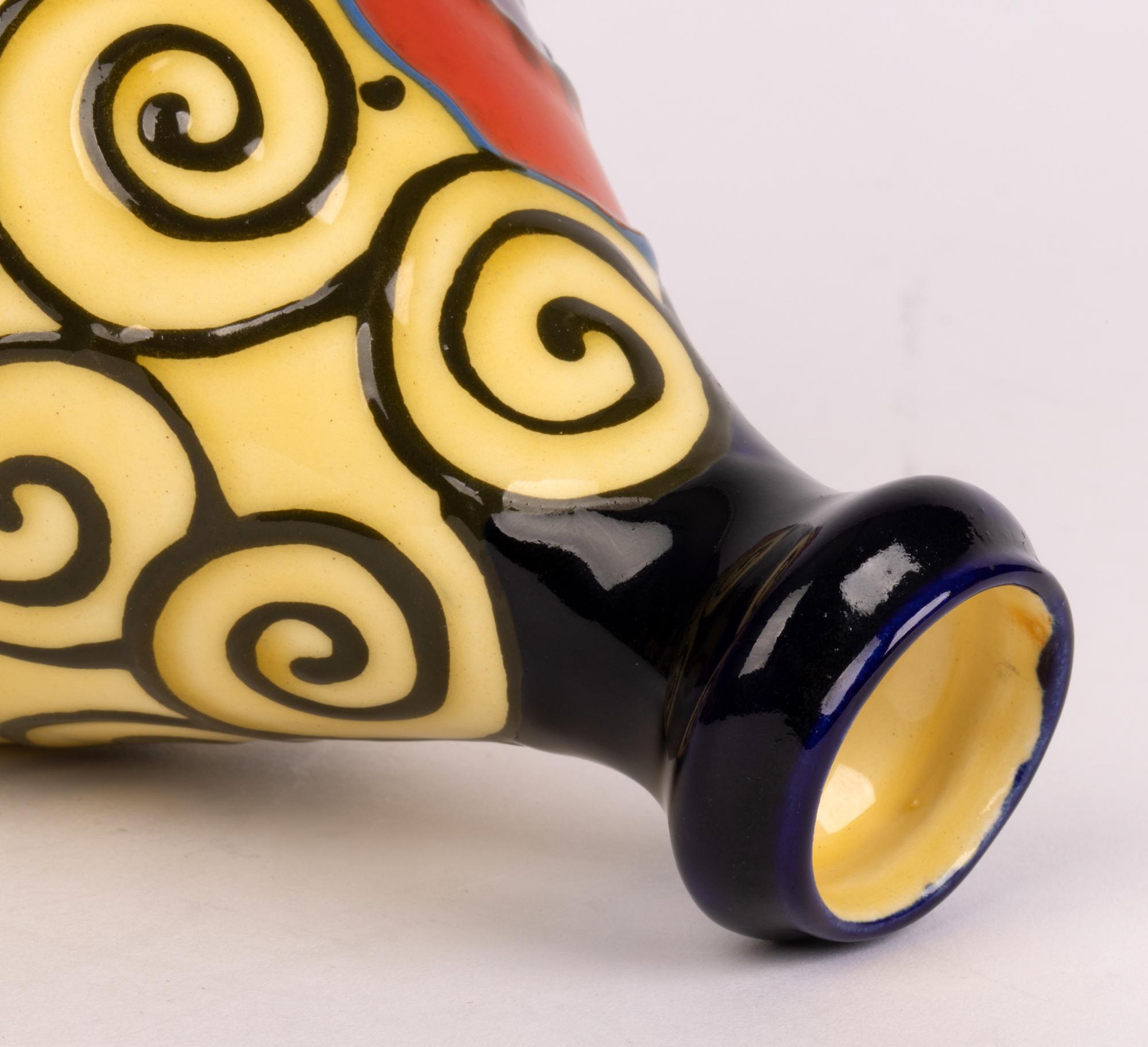 Poteries Vase en poterie d'art continentale Art Déco élégant doublé d'un tube à motif coquelicot en vente