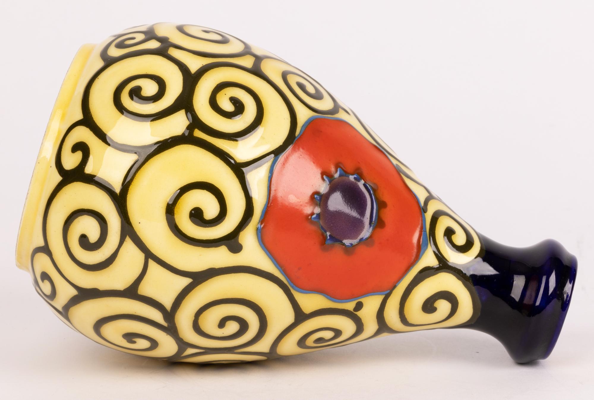 Vase en poterie d'art continentale Art Déco élégant doublé d'un tube à motif coquelicot en vente 1