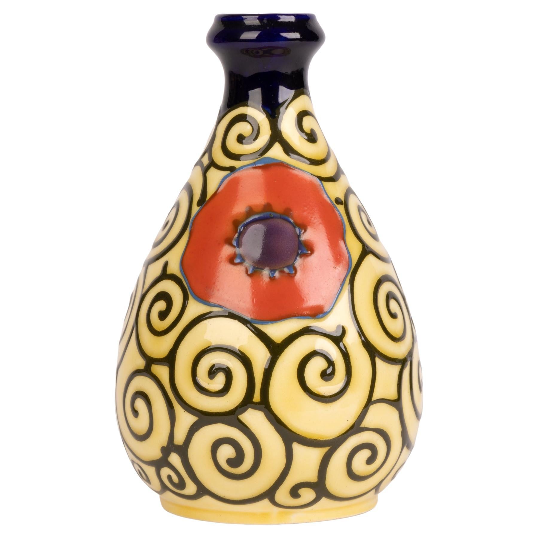 Vase en poterie d'art continentale Art Déco élégant doublé d'un tube à motif coquelicot en vente