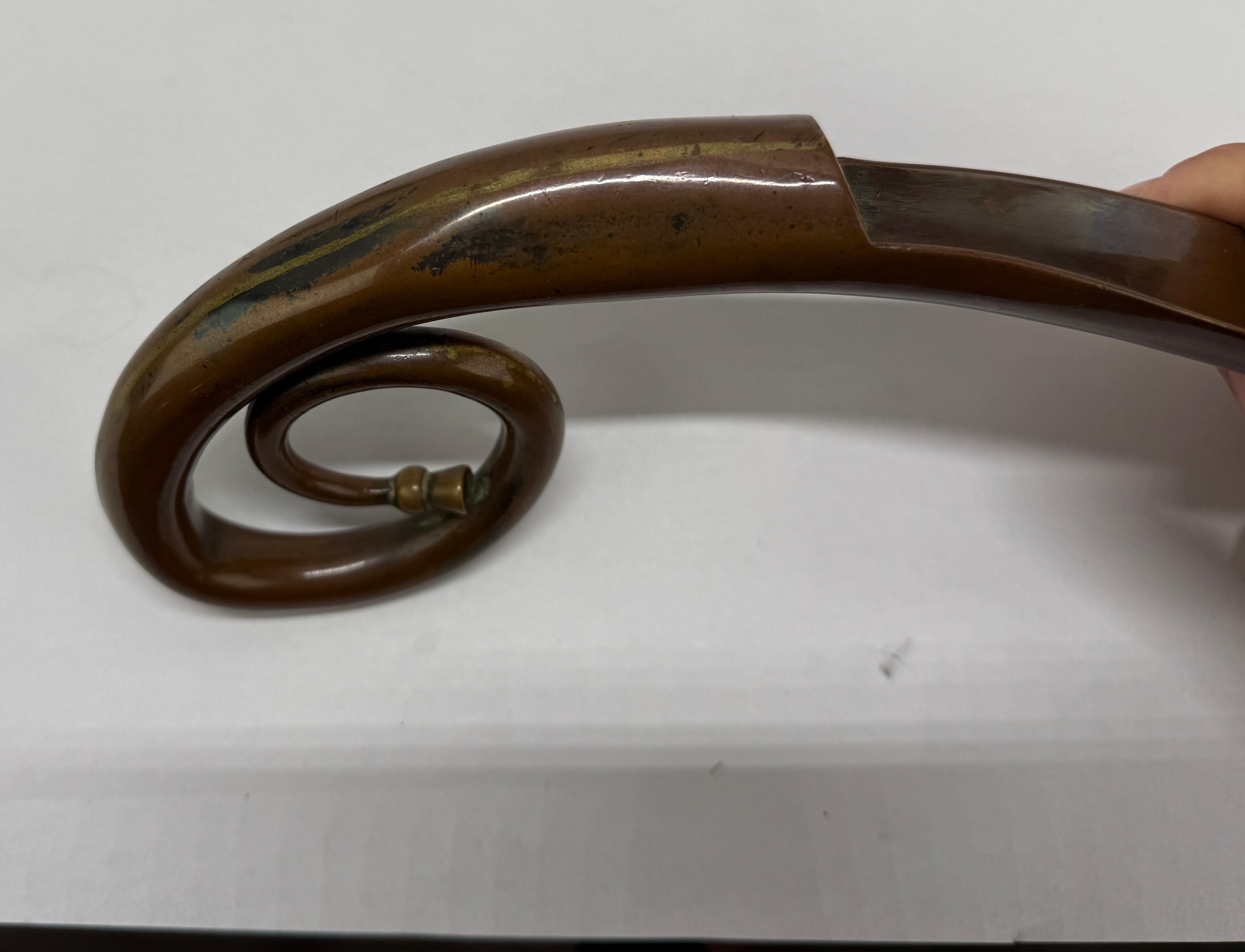 Continental Art Nouveau Bronze Shoehorn In the Form of a Hunting Horn C. 1900 In Good Condition For Sale In Atlanta, GA