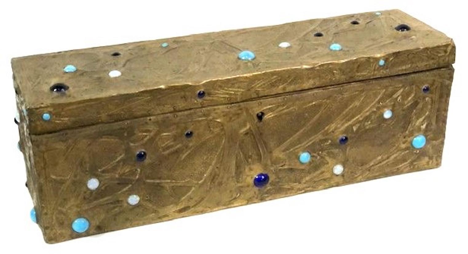 Continental 
Art Nouveau 
Jewelry Box
Bronzed Copper, Wood, Glass
Ca. 1900

DIMENSIONS
Height: 4.-3/4 inches                           Width: 14-1/4 inches                           Depth: 3-7/8 inches

ABOUT
This exquisite jewelry box, likely of