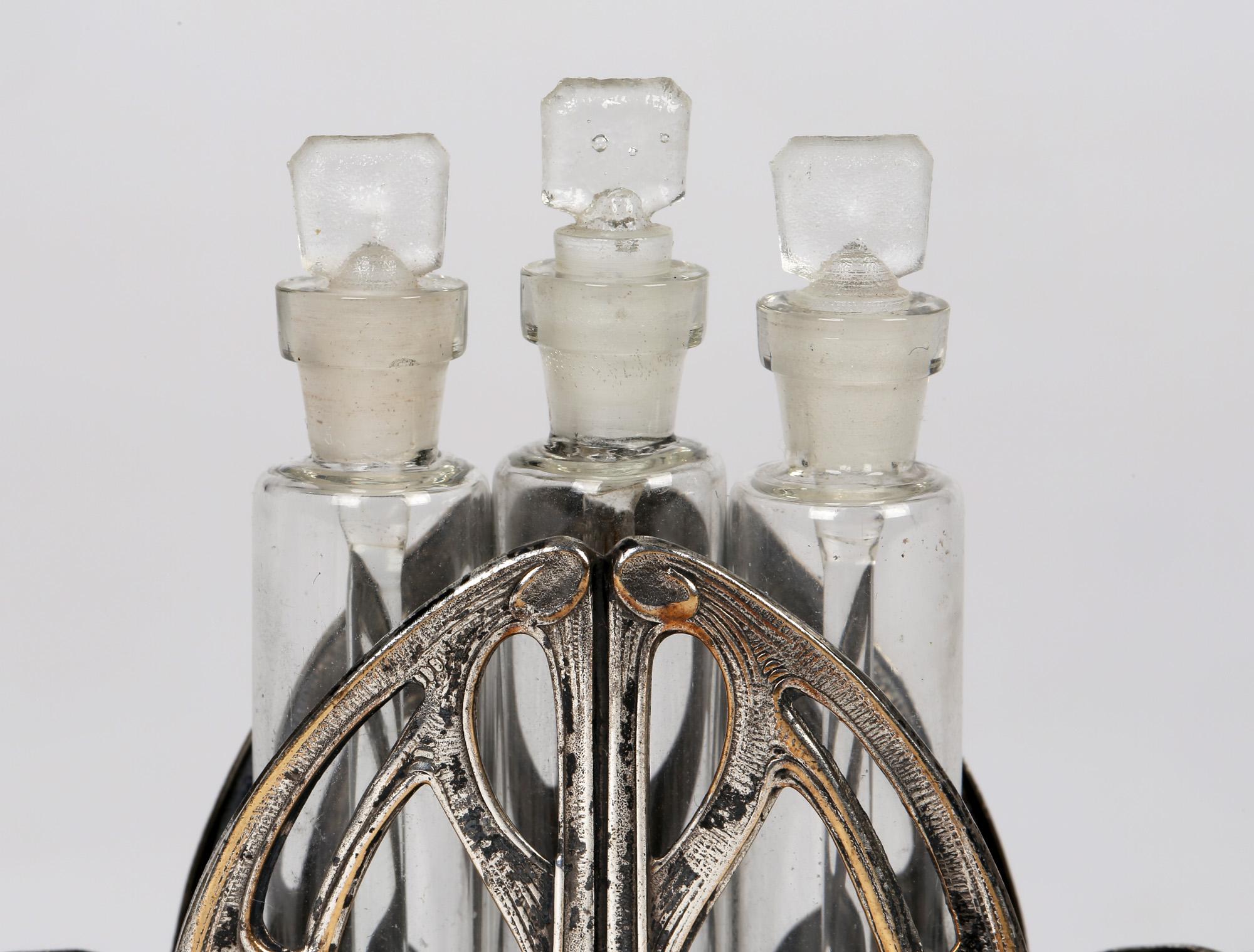 Kontinental versilberter Art nouveau-Stil-Flaschenhalter mit drei Scent-Flaschen (Versilbert) im Angebot