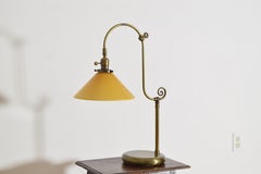 Lampada da scrivania in ottone in stile Art Nouveau continentale con paralume in vetro orientabile, metà del XX secolo