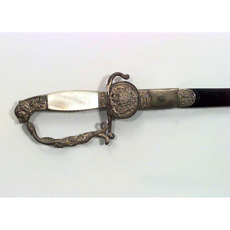 Spada continentale in stile austriaco (XIX secolo) in bronzo con testa di leone e impugnatura in perle con stemma a doppia testa d'aquila.

Condit: Buono; Piccole perdite
