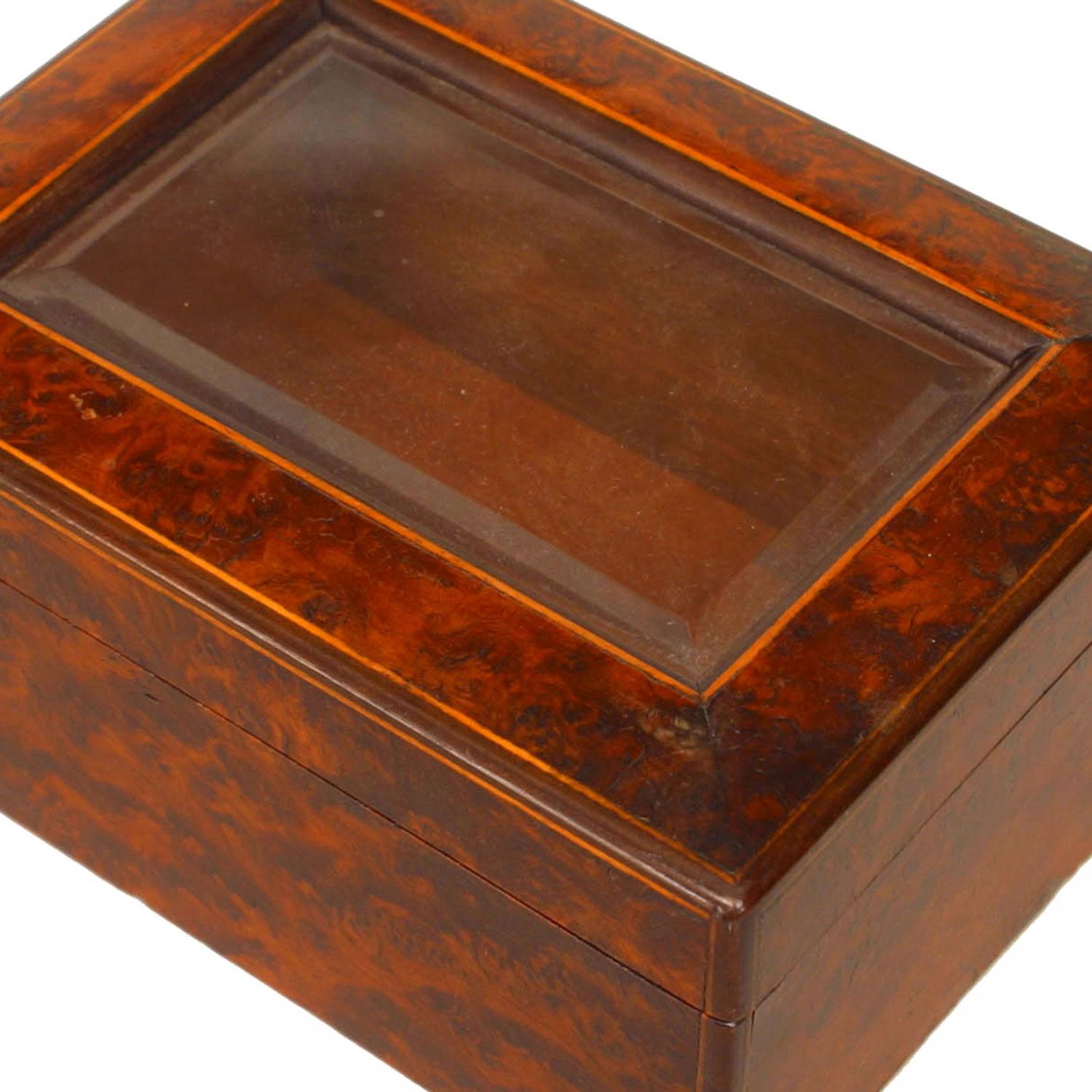 Kontinentale Österreichische Maser und Satinholz Box (19. Jahrhundert) im Angebot