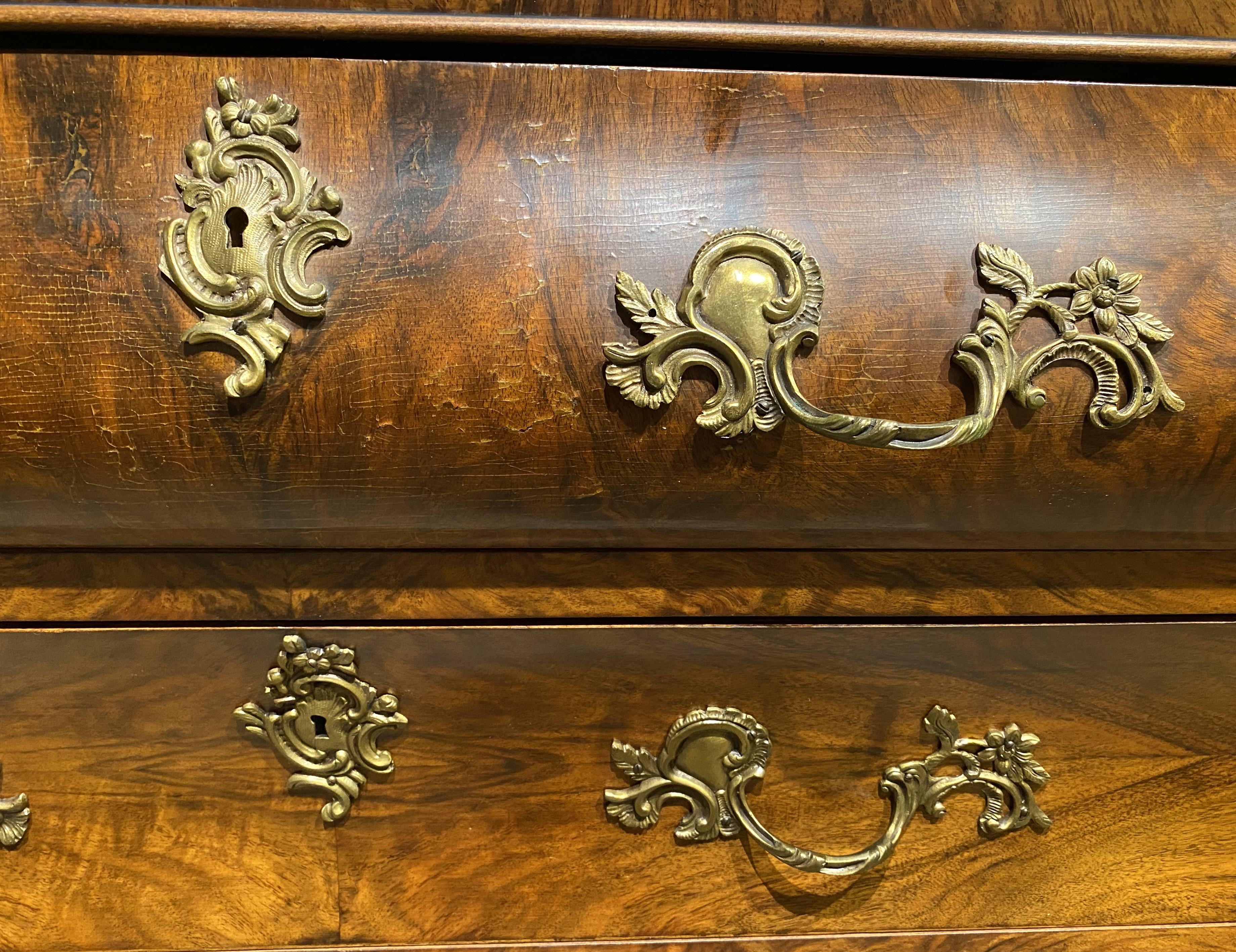Cabinet en noyer ronceux de forme bombée, Continental Baroque Revive en vente 2