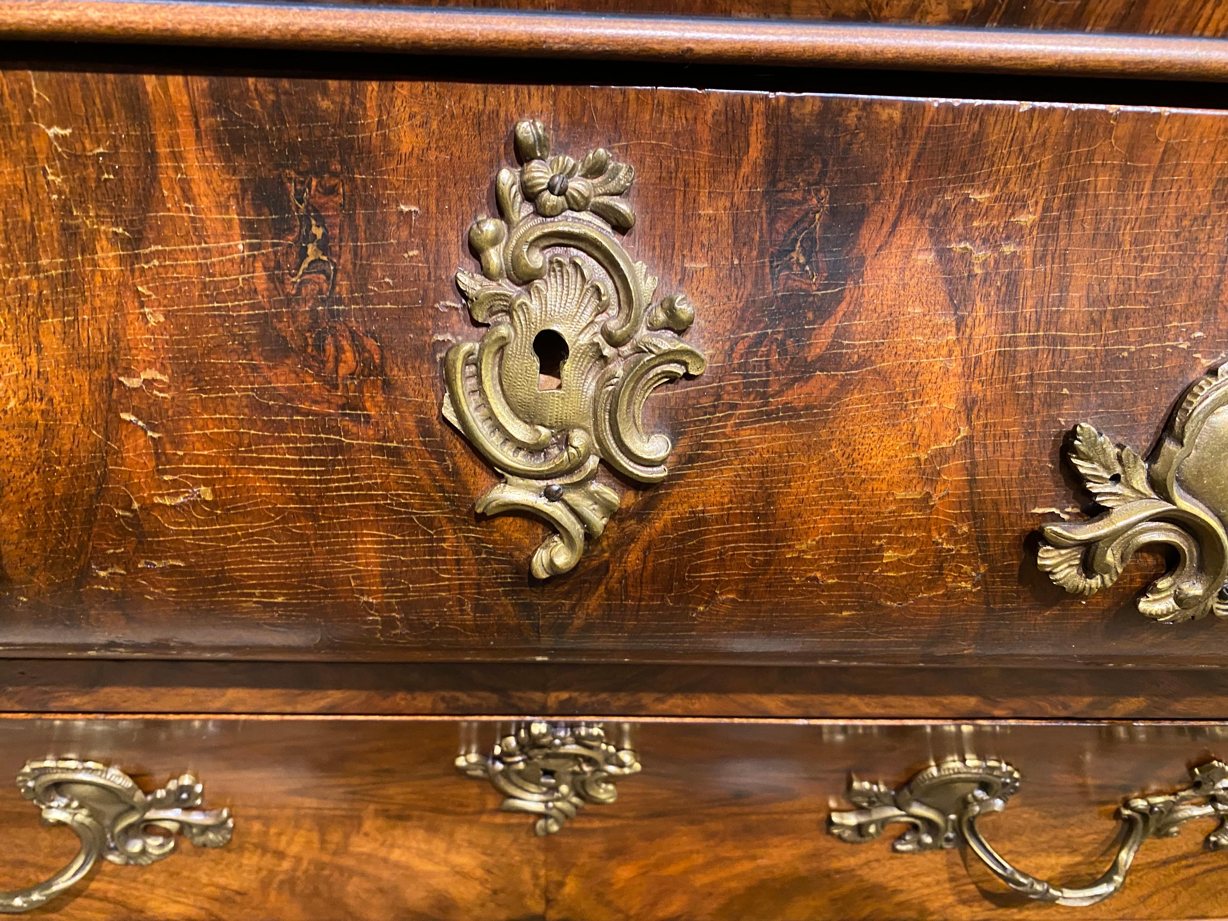 Cabinet en noyer ronceux de forme bombée, Continental Baroque Revive en vente 6