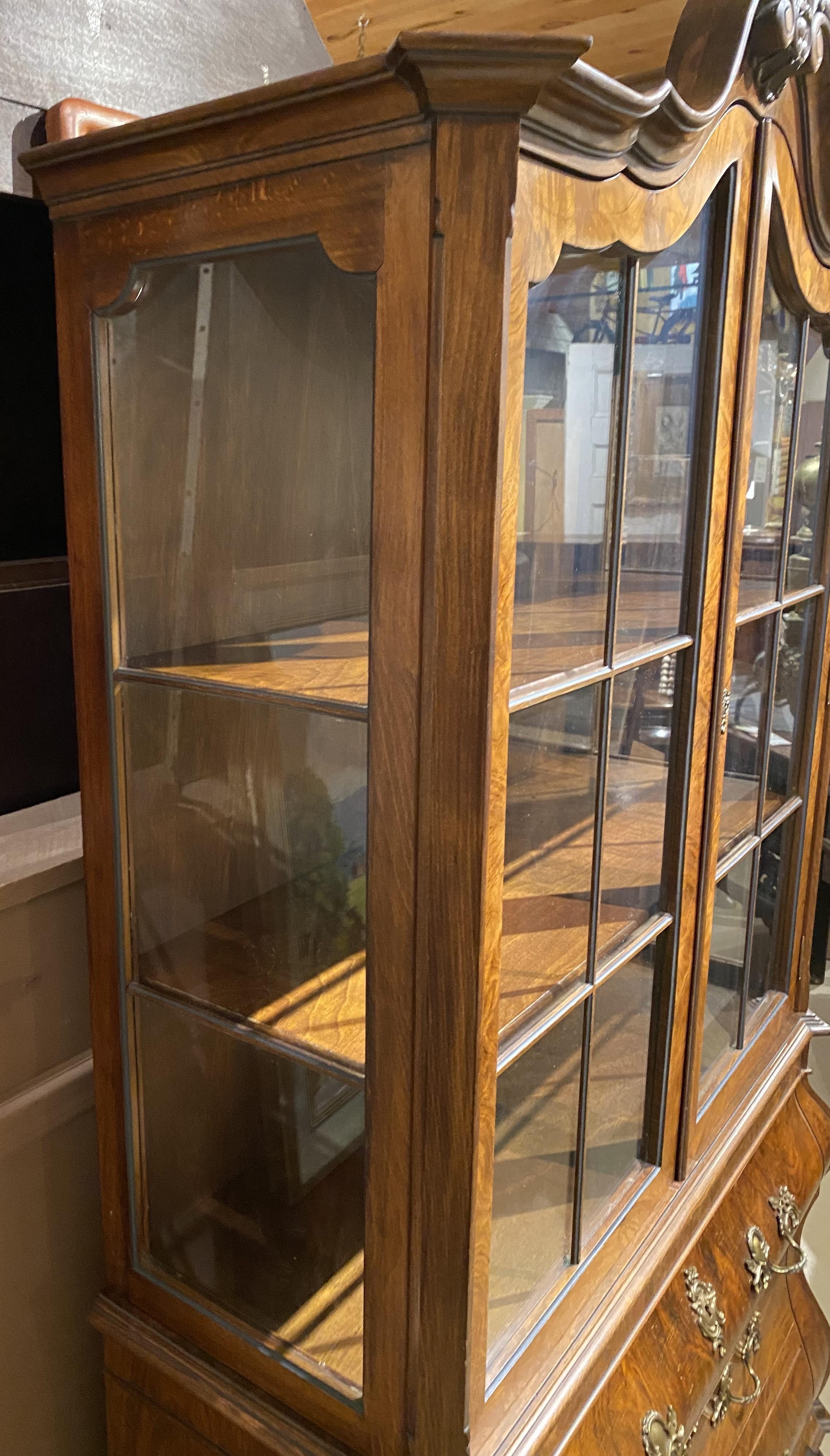Sculpté à la main Cabinet en noyer ronceux de forme bombée, Continental Baroque Revive en vente