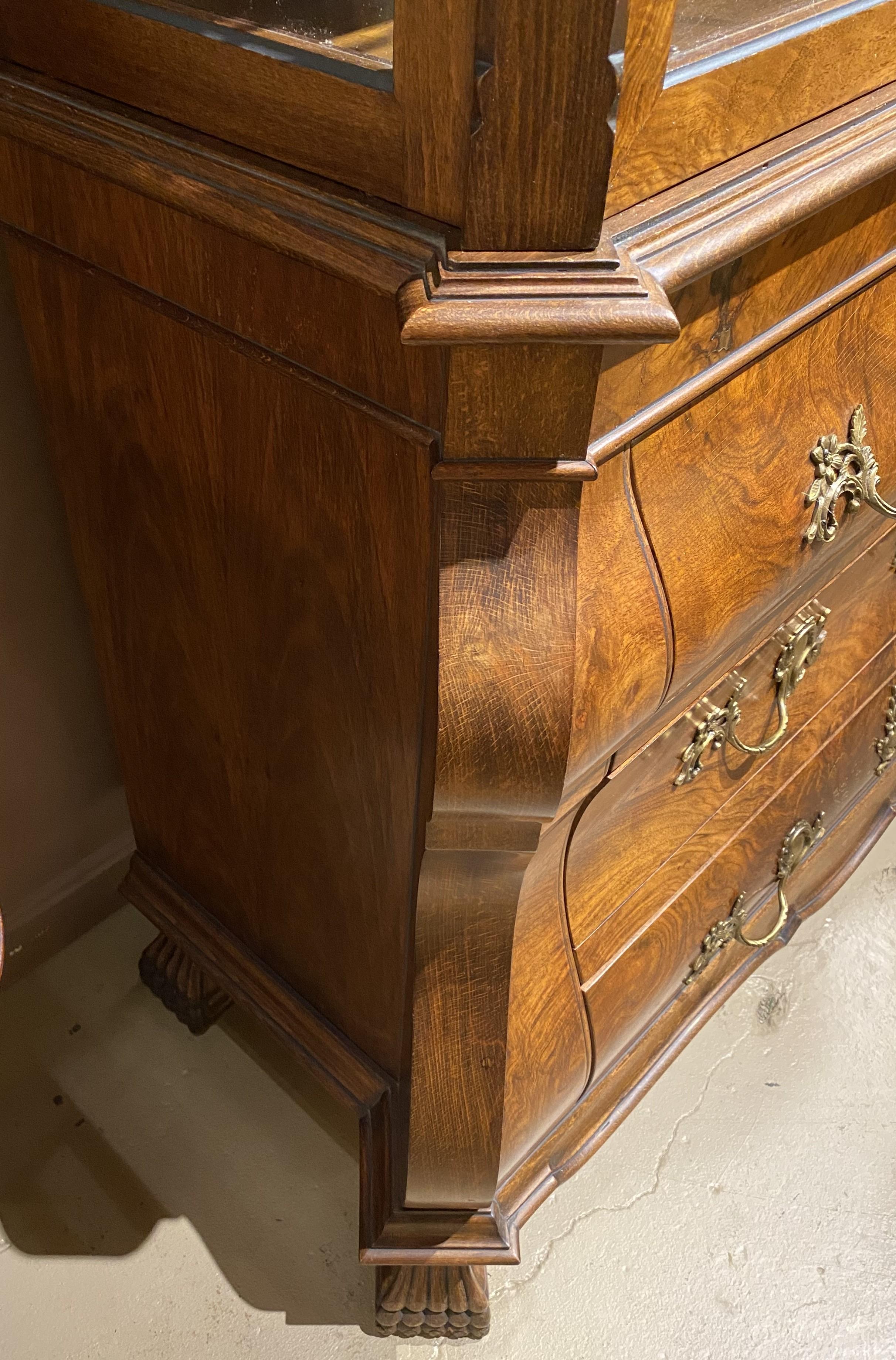 Cabinet en noyer ronceux de forme bombée, Continental Baroque Revive Bon état - En vente à Milford, NH