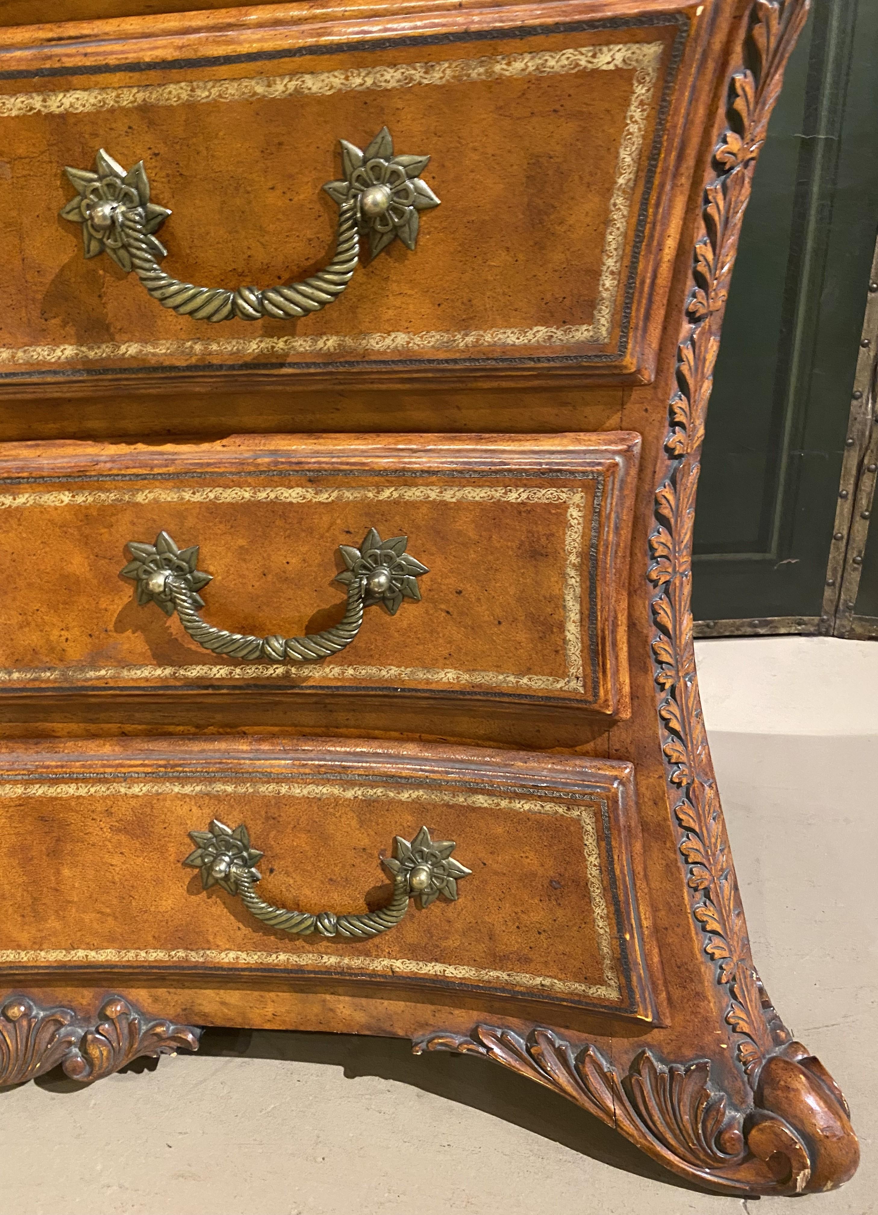 Kommode im kontinentalen Barockstil mit drei Schubladen aus bearbeitetem Kunstleder im Angebot 3