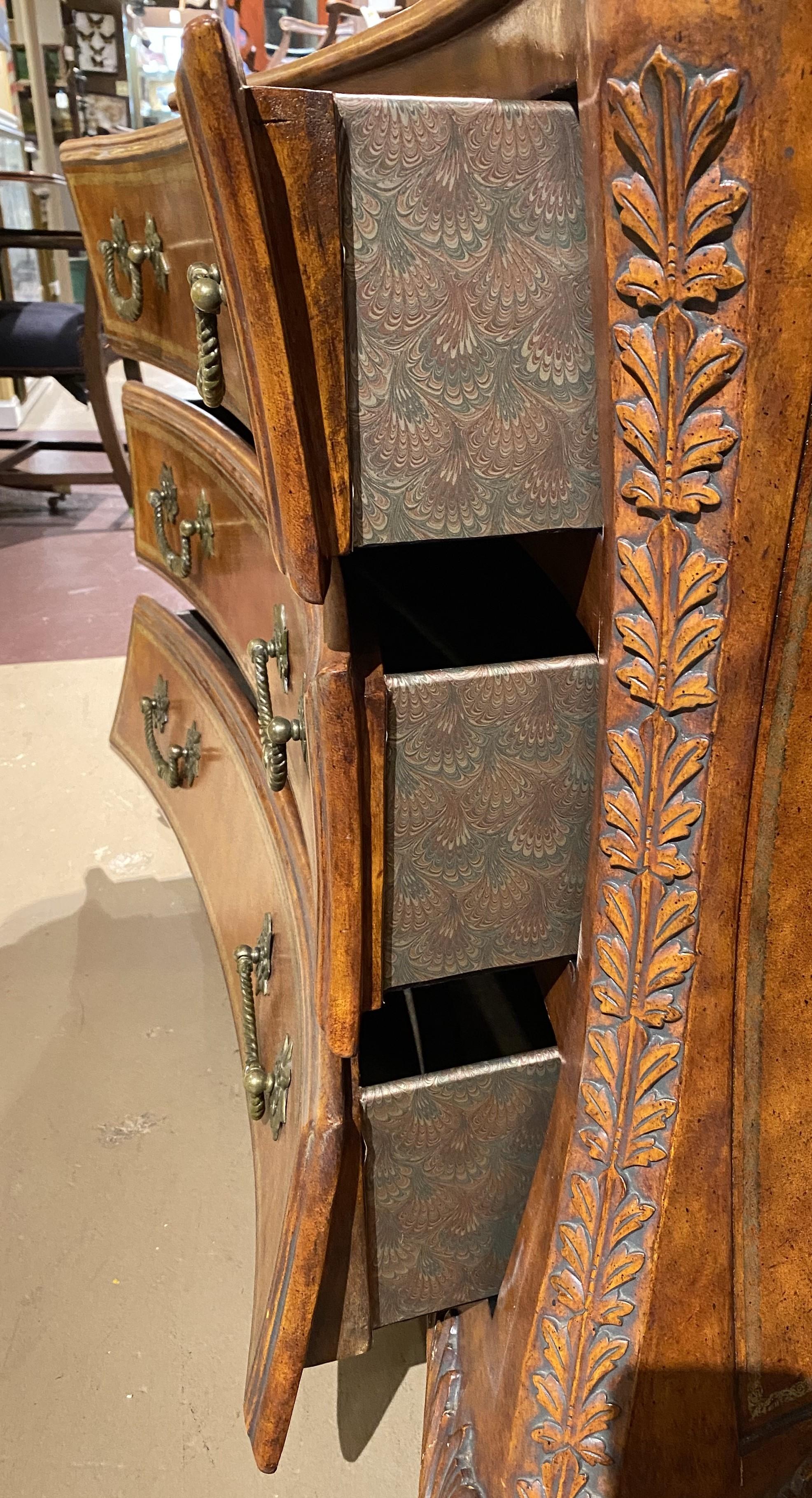 Kommode im kontinentalen Barockstil mit drei Schubladen aus bearbeitetem Kunstleder im Angebot 4