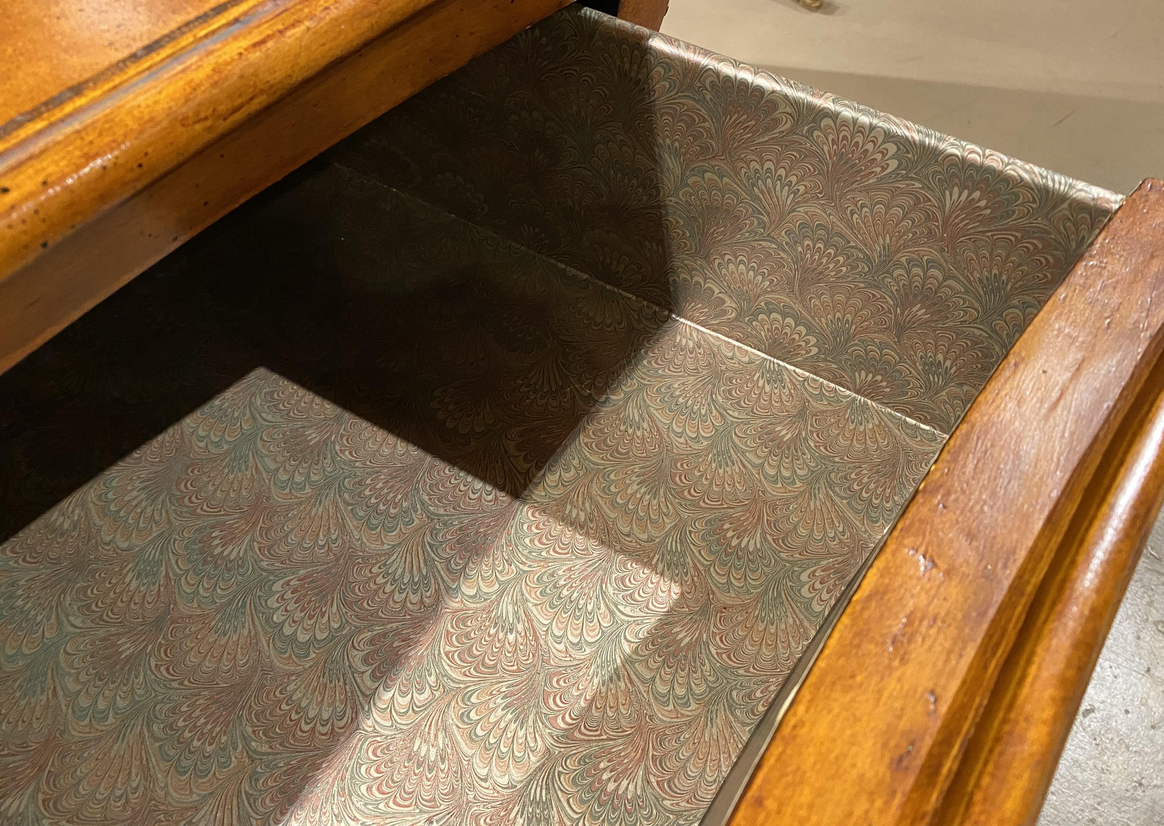 Kommode im kontinentalen Barockstil mit drei Schubladen aus bearbeitetem Kunstleder im Angebot 5