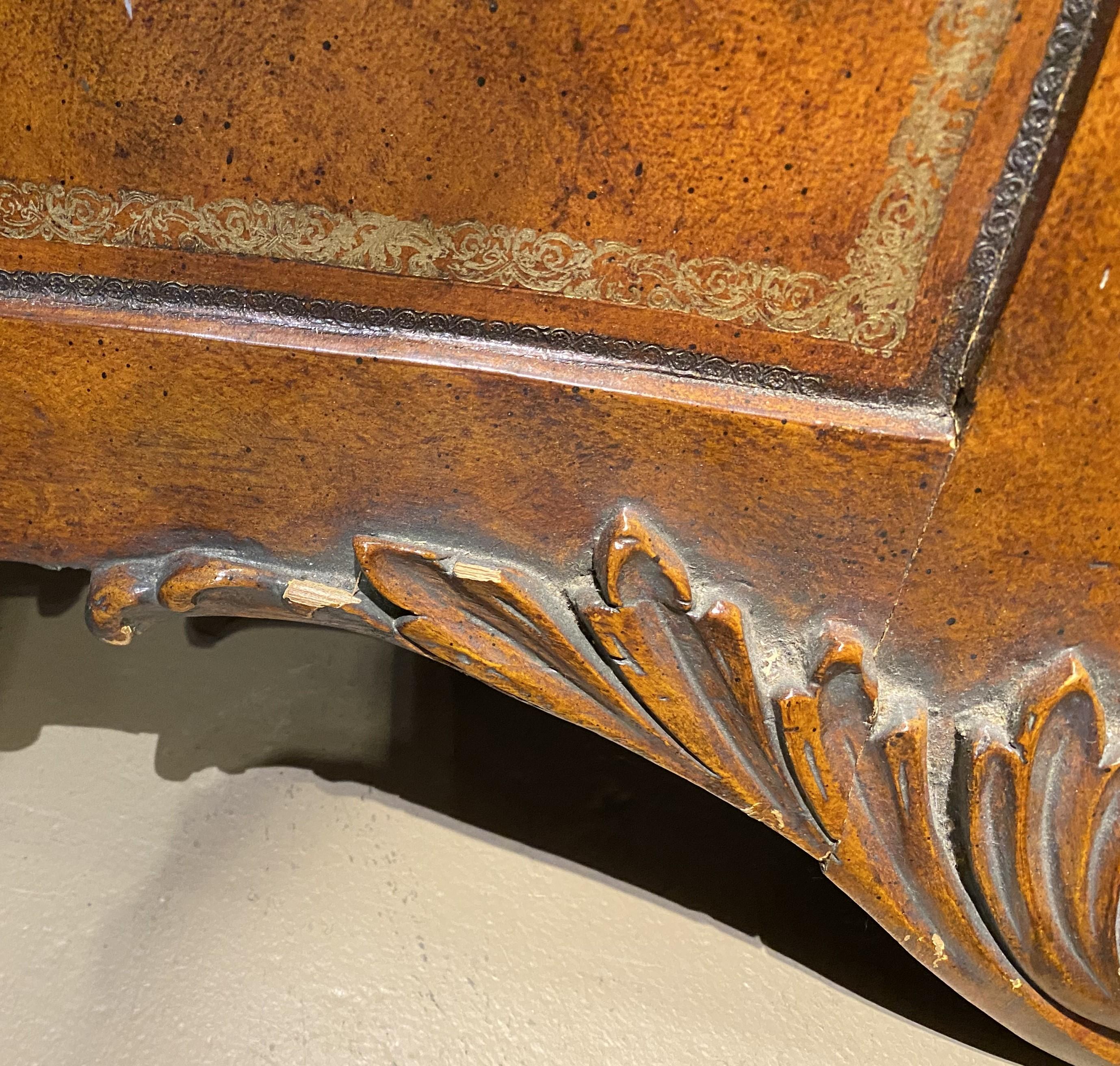 Kommode im kontinentalen Barockstil mit drei Schubladen aus bearbeitetem Kunstleder im Angebot 7