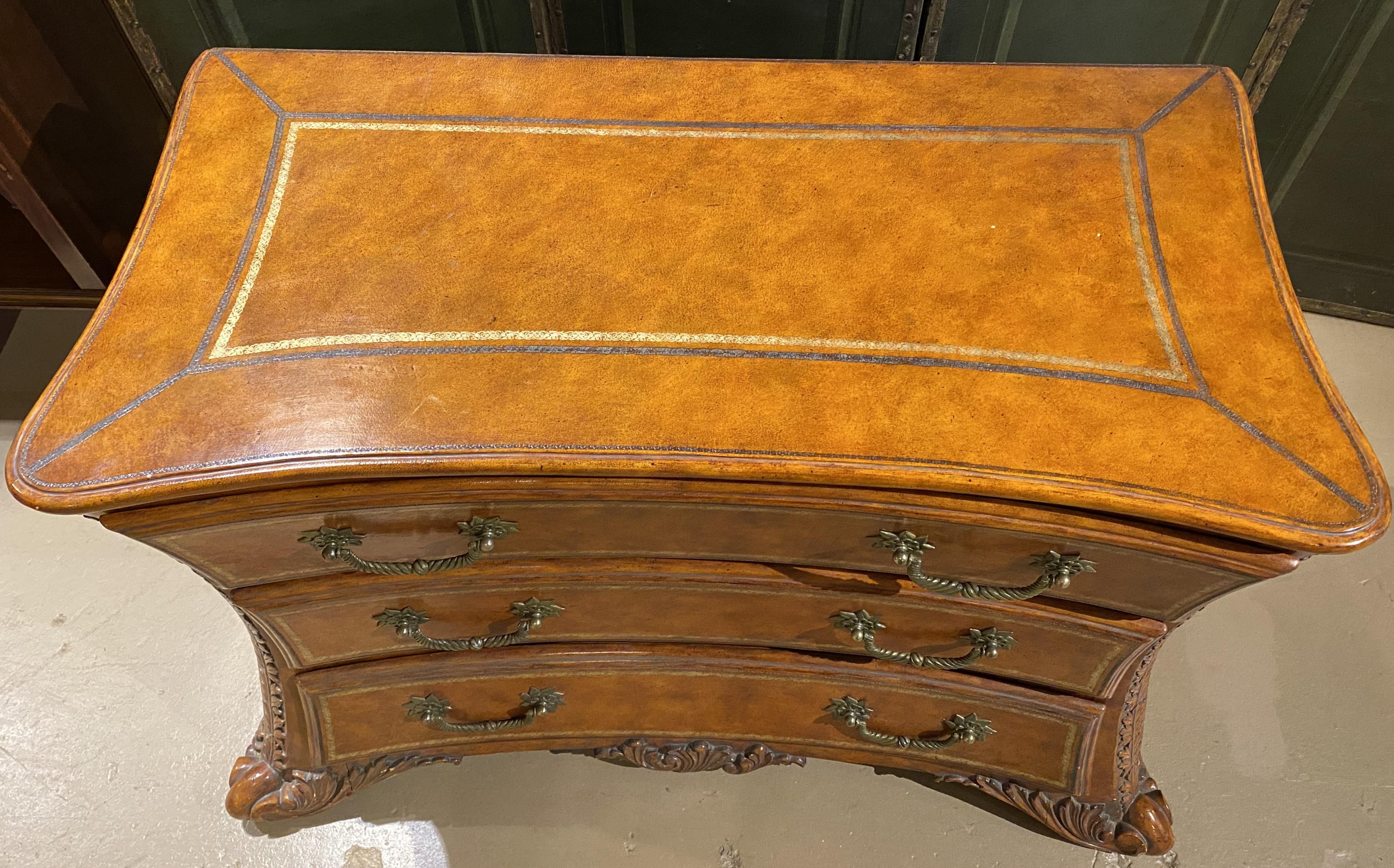 Eine wunderbare Form A Barock-Stil drei Schubladen Brust mit vergoldetem Kunstleder oben, Seitenwände und Schubladenfronten, die jeweils mit schweren dekorativen Messing zieht und marmoriertes Papier Futter, flankiert von blattgeschnitzten Ecken,