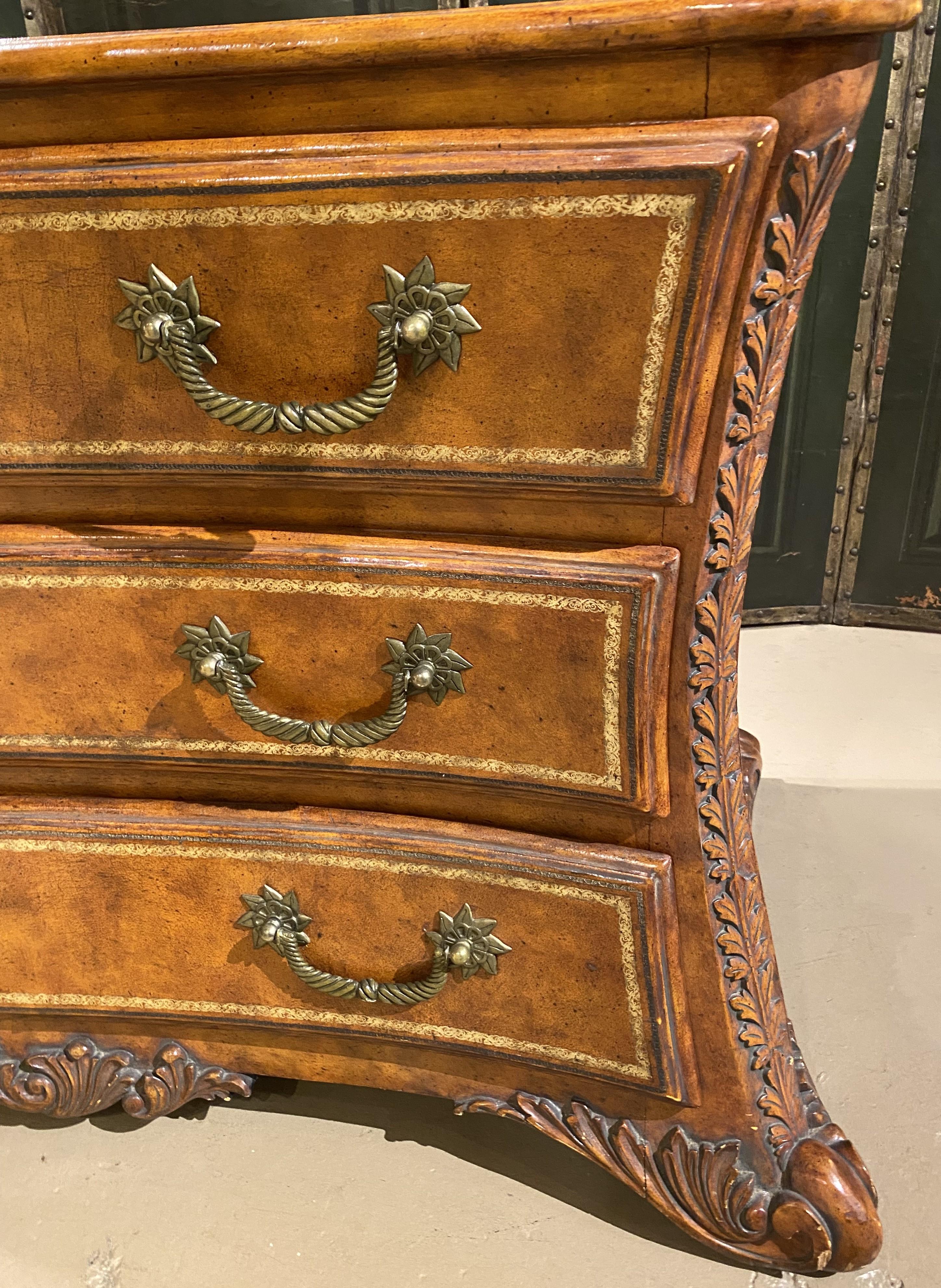 Kommode im kontinentalen Barockstil mit drei Schubladen aus bearbeitetem Kunstleder (Europäisch) im Angebot
