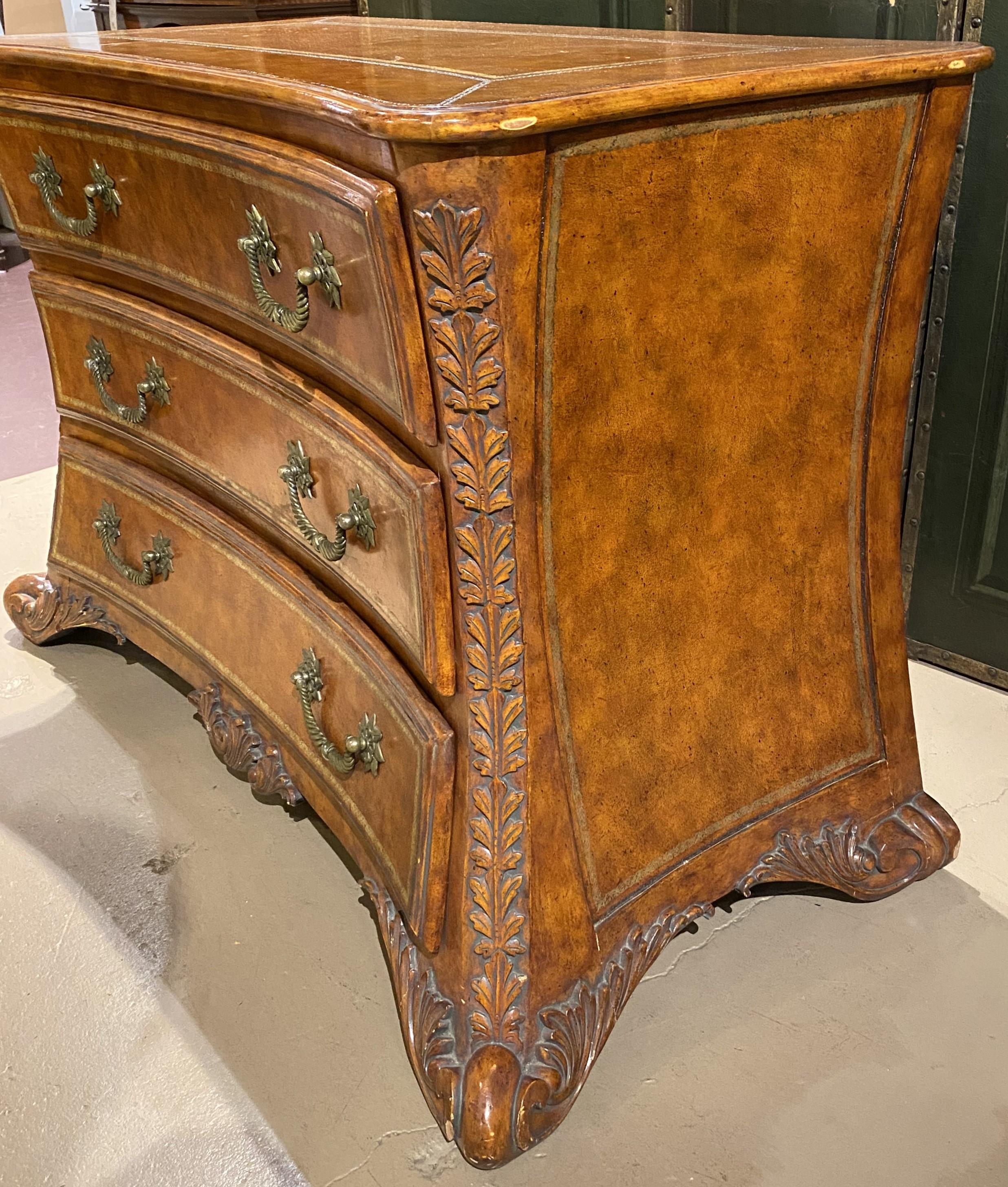Kommode im kontinentalen Barockstil mit drei Schubladen aus bearbeitetem Kunstleder im Zustand „Gut“ im Angebot in Milford, NH