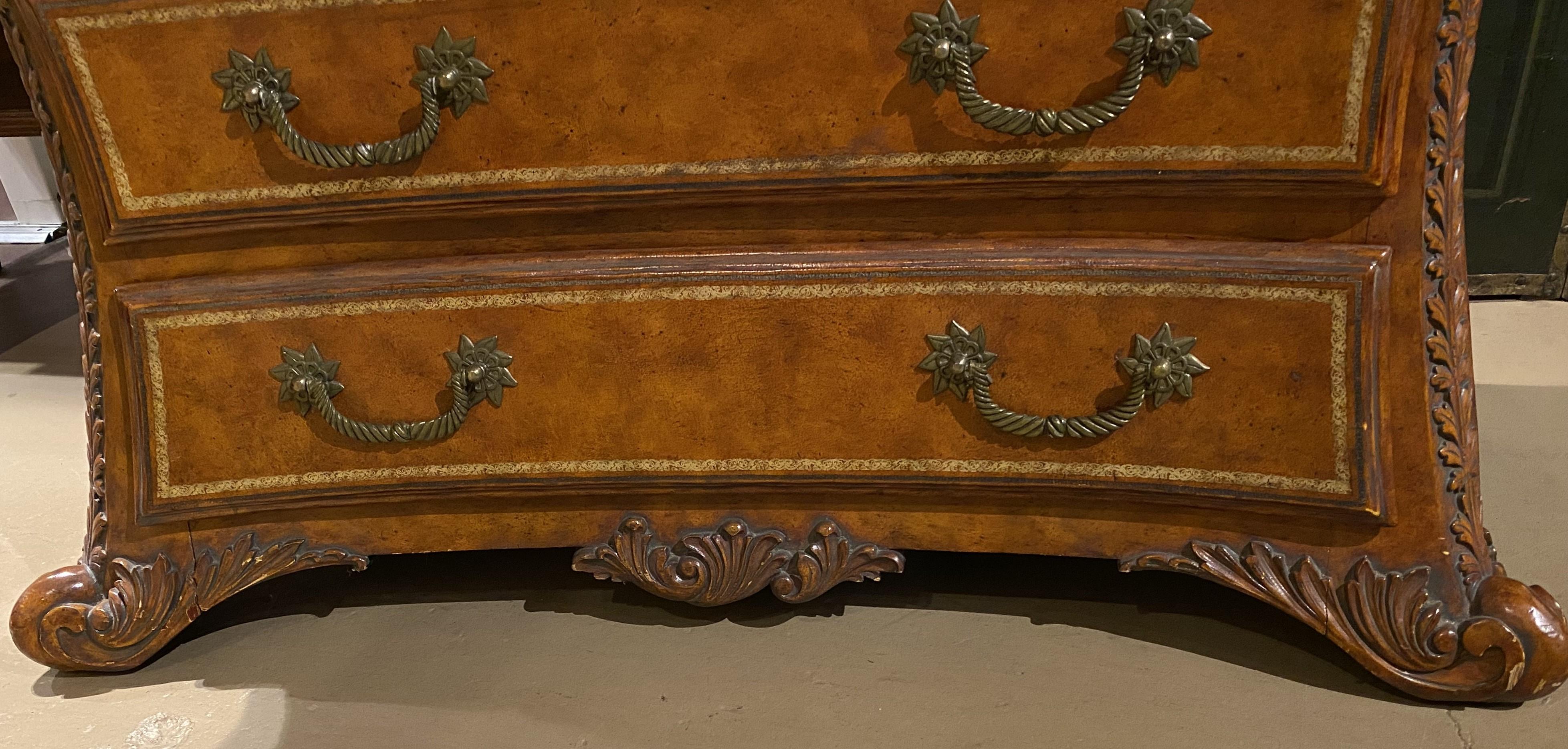Kommode im kontinentalen Barockstil mit drei Schubladen aus bearbeitetem Kunstleder im Angebot 1