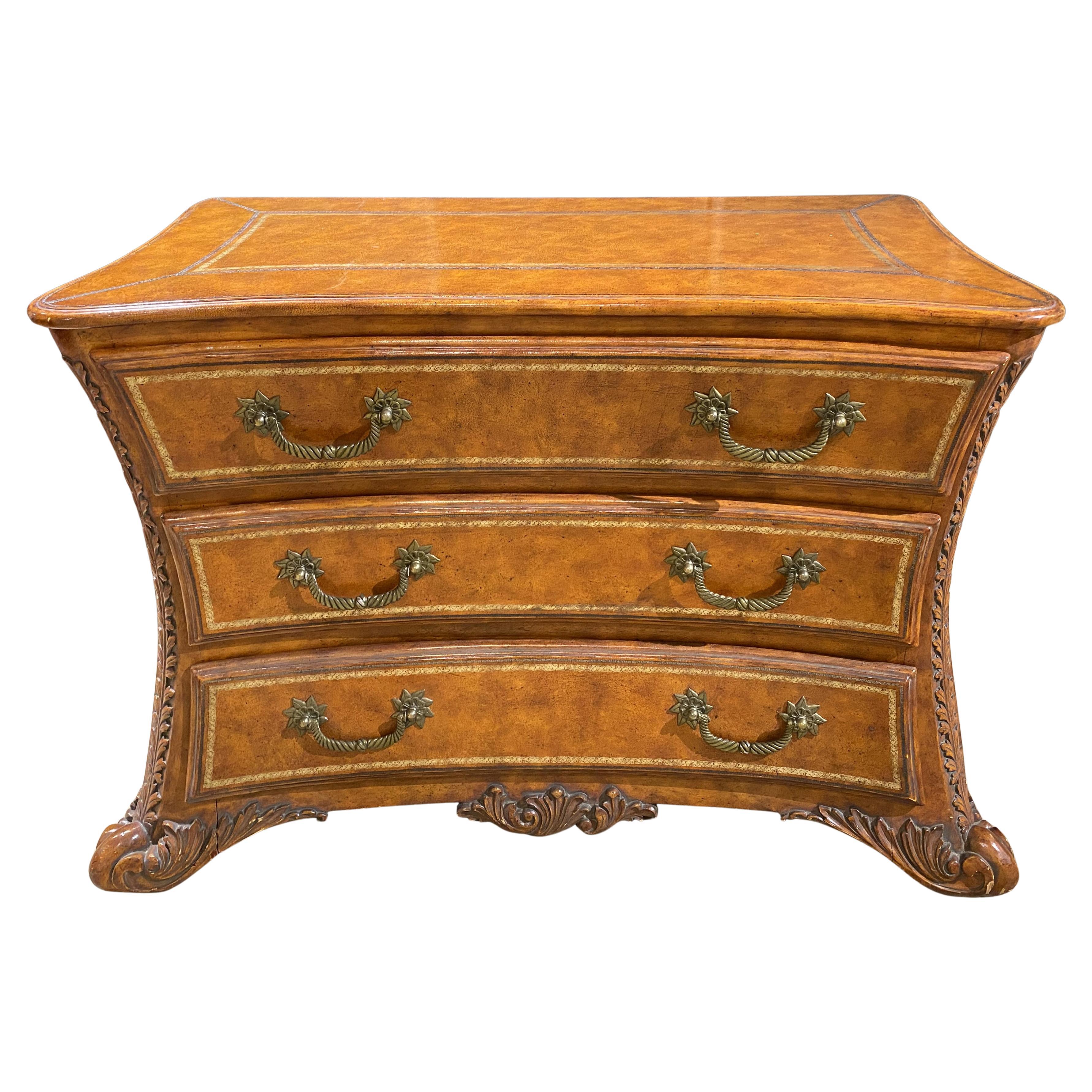Kommode im kontinentalen Barockstil mit drei Schubladen aus bearbeitetem Kunstleder im Angebot