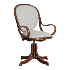 Silla continental de escritorio abatible y giratoria, de madera curvada y tapizada, principios del s. XX