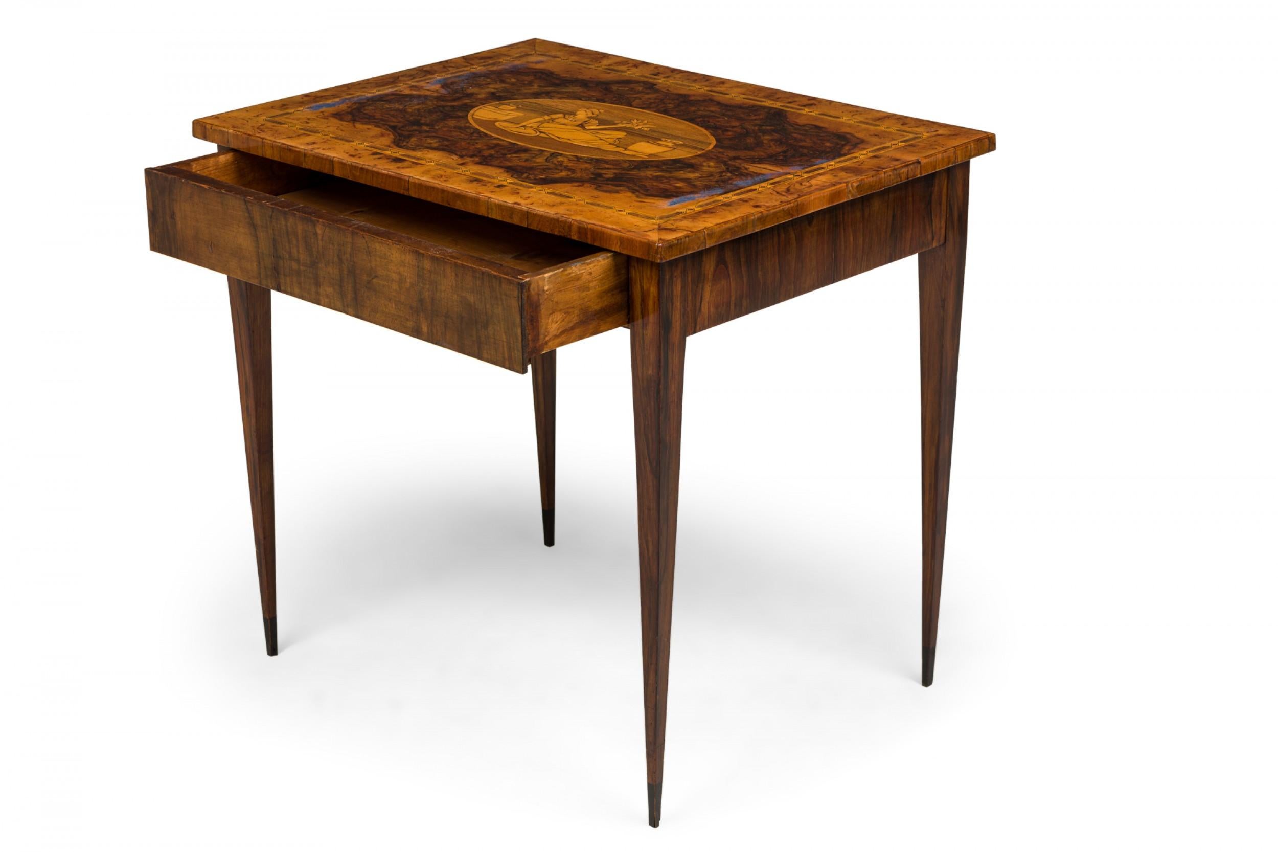Kontinentaler Biedermeier-Beistelltisch mit Intarsien aus Wurzelholzfurnier (19. Jahrhundert) im Angebot