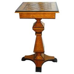 Table de jeu Biedermeier continentale à piédestal marqueté en bouleau ronceux avec jeu d'échecs