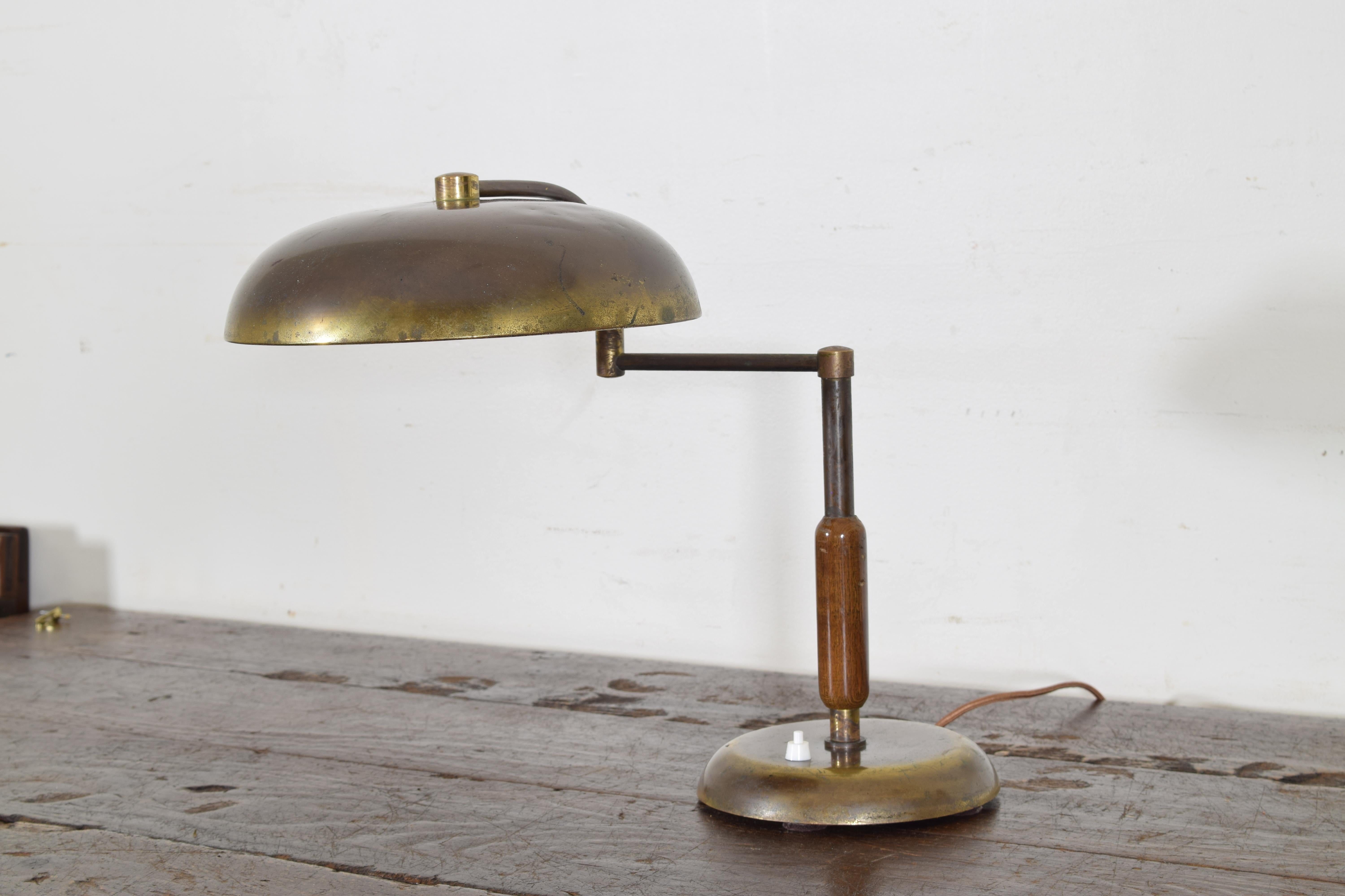 Mid-Century Modern Continental Brass and Wooden Mid-20th Century Pivoting Table Lamp