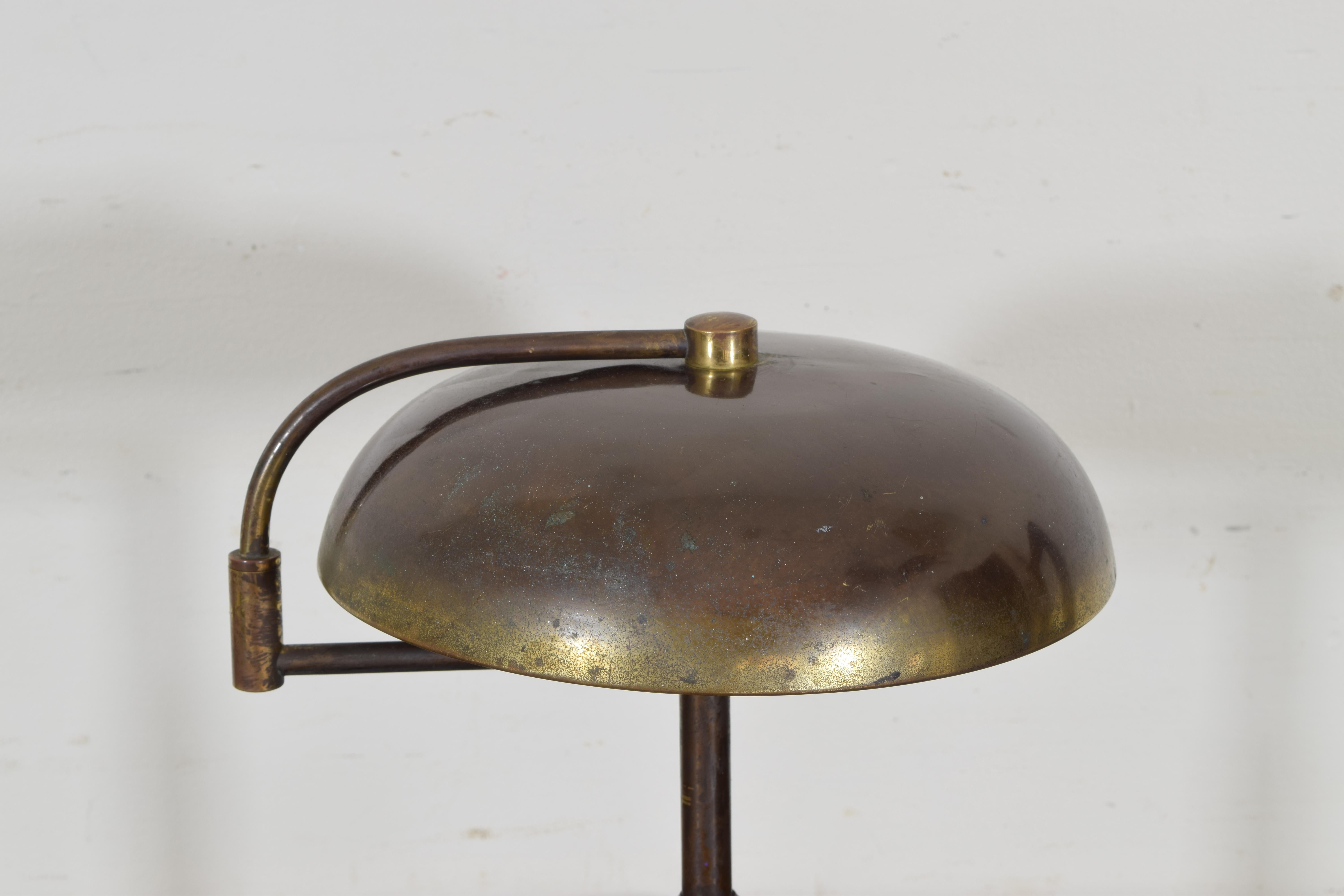 Continental Brass and Wooden Mid-20th Century Pivoting Table Lamp In Good Condition In Atlanta, GA
