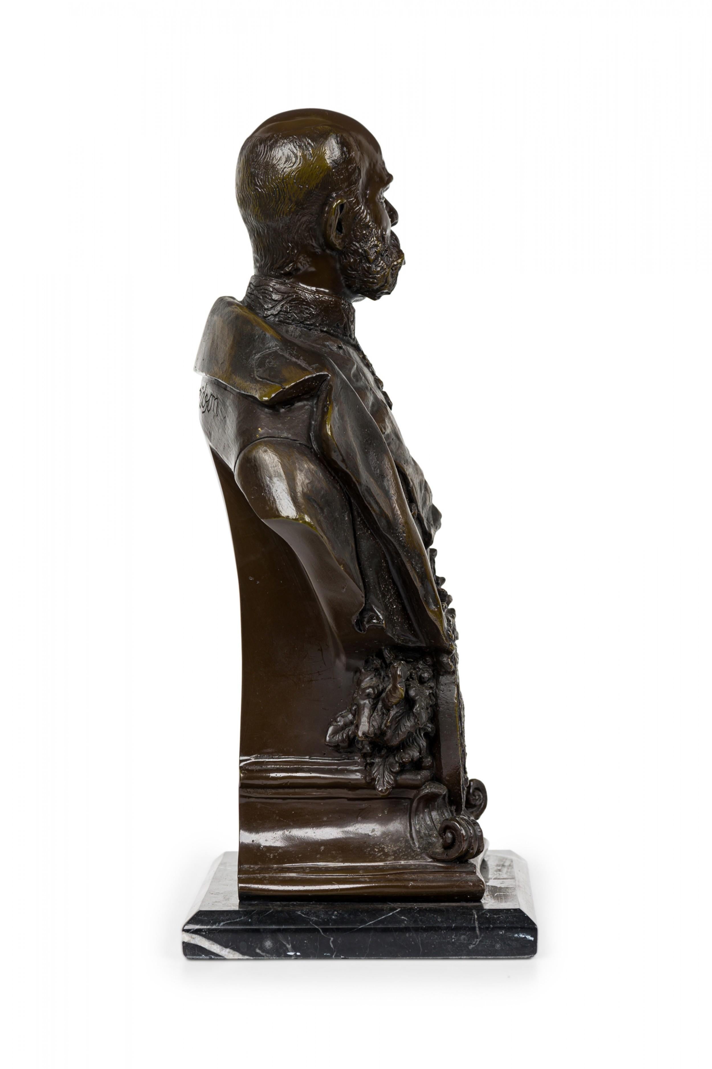 Busto in bronzo della Germania continentale (19/20° secolo) raffigurante un dignitario/ufficiale militare con baffi prominenti, che indossa diverse medaglie, montato su un basamento rettangolare in marmo nero smussato. (Firmato 