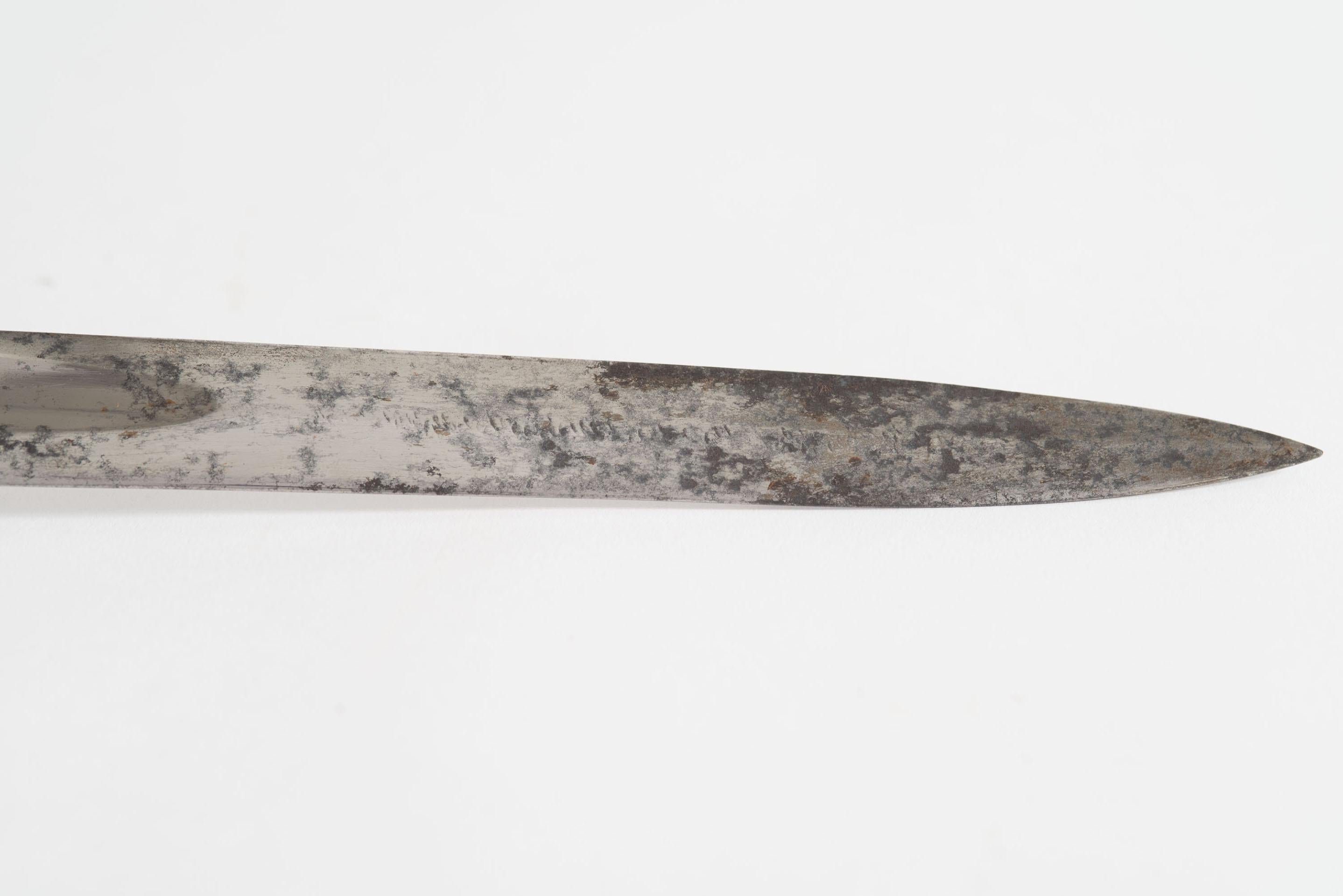 Épée de chasse d'apparat en bronze doré de style autrichien continental (19e siècle), avec pommeau en tête de chien et poignée en os, et fourreau en cuir.

Dégâts importants au fourreau, patine à la lame.